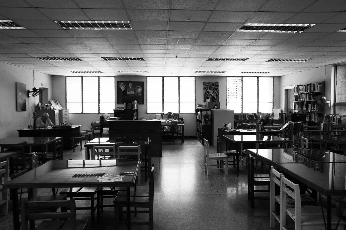 El gran poema inexacto del siglo XX (Cuba) / The Great Inexact Poem of the Twentieth-Century (Cuba), 2019 Acción, máquina de escribir, papel, tinta, libros de poesía Cubana del siglo XX de la Biblioteca Nacional de Cuba José Martí / Action, typewriter, paper, ink, books of the Twentieth-Century Cuban poetry section from the Biblioteca Nacional de Cuba José Martí Medidas variables / Variable dimensions *Una persona se dirige a la Biblioteca Nacional, toma un libro de la sección de Poesía cubana del siglo XX, memoriza un fragmento, camina hacia la Casa de la Poesía y lo escribe en la máquina de escribir situada en la sala de exhibición / A person arrives at the National Library, he takes a book from the 20th Century Cuban Poetry section, memorizes a fragment, walks towards the Poetry House and writes it on the typewriter machine. Proceso / Process