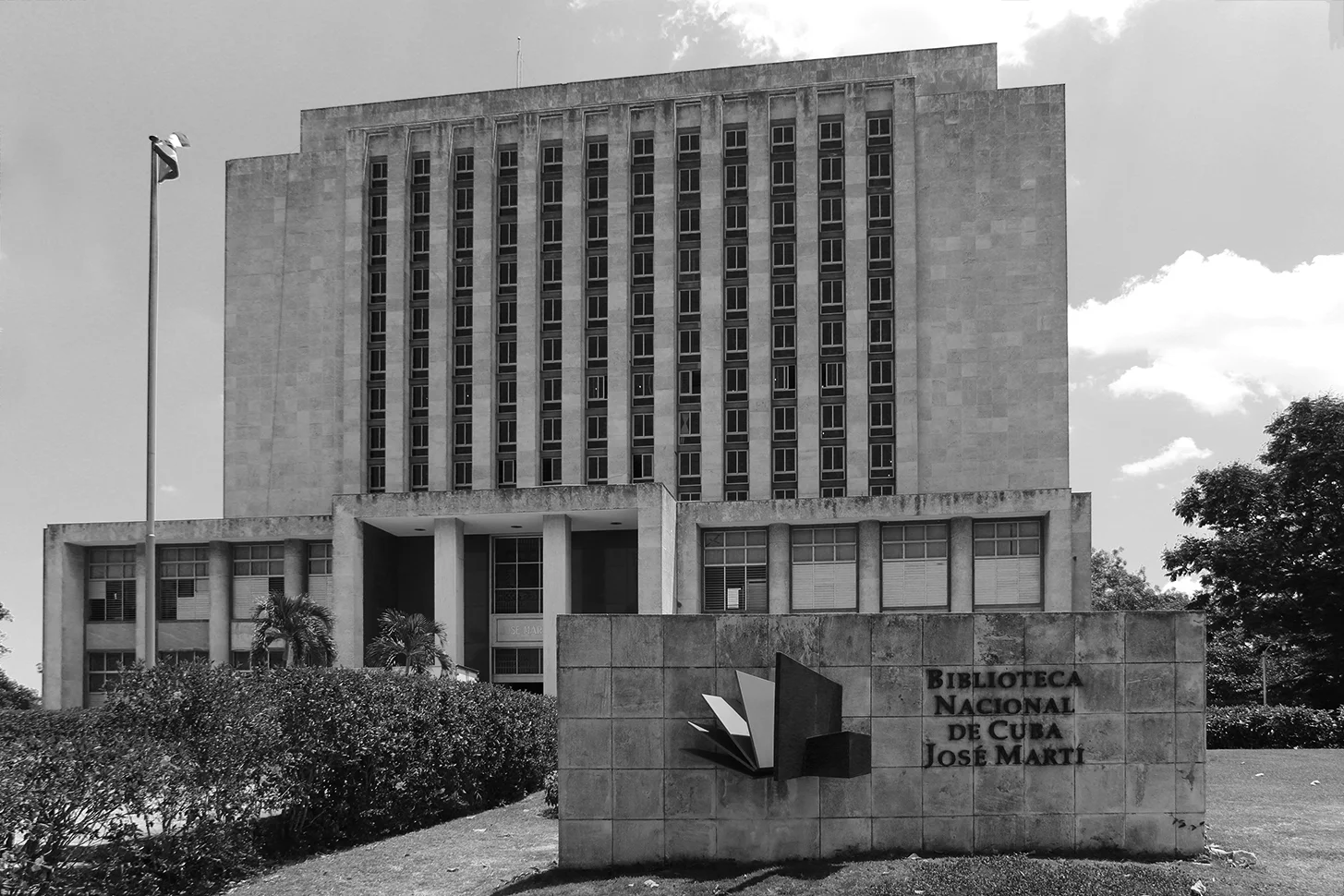 El gran poema inexacto del siglo XX (Cuba) / The Great Inexact Poem of the Twentieth-Century (Cuba), 2019 Acción, máquina de escribir, papel, tinta, libros de poesía Cubana del siglo XX de la Biblioteca Nacional de Cuba José Martí / Action, typewriter, paper, ink, books of the Twentieth-Century Cuban poetry section from the Biblioteca Nacional de Cuba José Martí Medidas variables / Variable dimensions *Una persona se dirige a la Biblioteca Nacional, toma un libro de la sección de Poesía cubana del siglo XX, memoriza un fragmento, camina hacia la Casa de la Poesía y lo escribe en la máquina de escribir situada en la sala de exhibición / A person arrives at the National Library, he takes a book from the 20th Century Cuban Poetry section, memorizes a fragment, walks towards the Poetry House and writes it on the typewriter machine. Proceso / Process