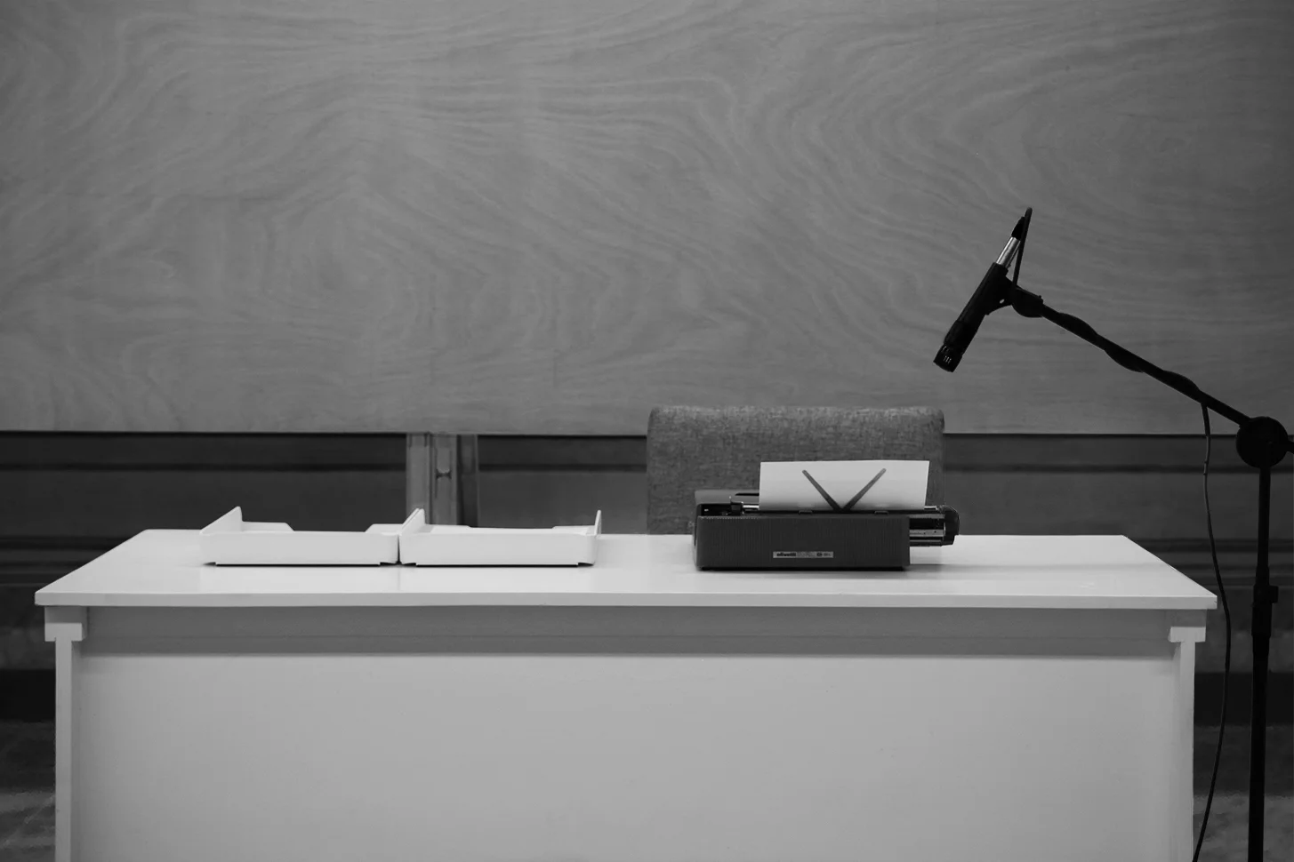 El gran poema inexacto del siglo XX (Cuba) / The Great Inexact Poem of the Twentieth-Century (Cuba), 2019 Acción, máquina de escribir, papel, tinta, libros de poesía Cubana del siglo XX de la Biblioteca Nacional de Cuba José Martí / Action, typewriter, paper, ink, books of the Twentieth-Century Cuban poetry section from the Biblioteca Nacional de Cuba José Martí Medidas variables / Variable dimensions *Una persona se dirige a la Biblioteca Nacional, toma un libro de la sección de Poesía cubana del siglo XX, memoriza un fragmento, camina hacia la Casa de la Poesía y lo escribe en la máquina de escribir situada en la sala de exhibición / A person arrives at the National Library, he takes a book from the 20th Century Cuban Poetry section, memorizes a fragment, walks towards the Poetry House and writes it on the typewriter machine.