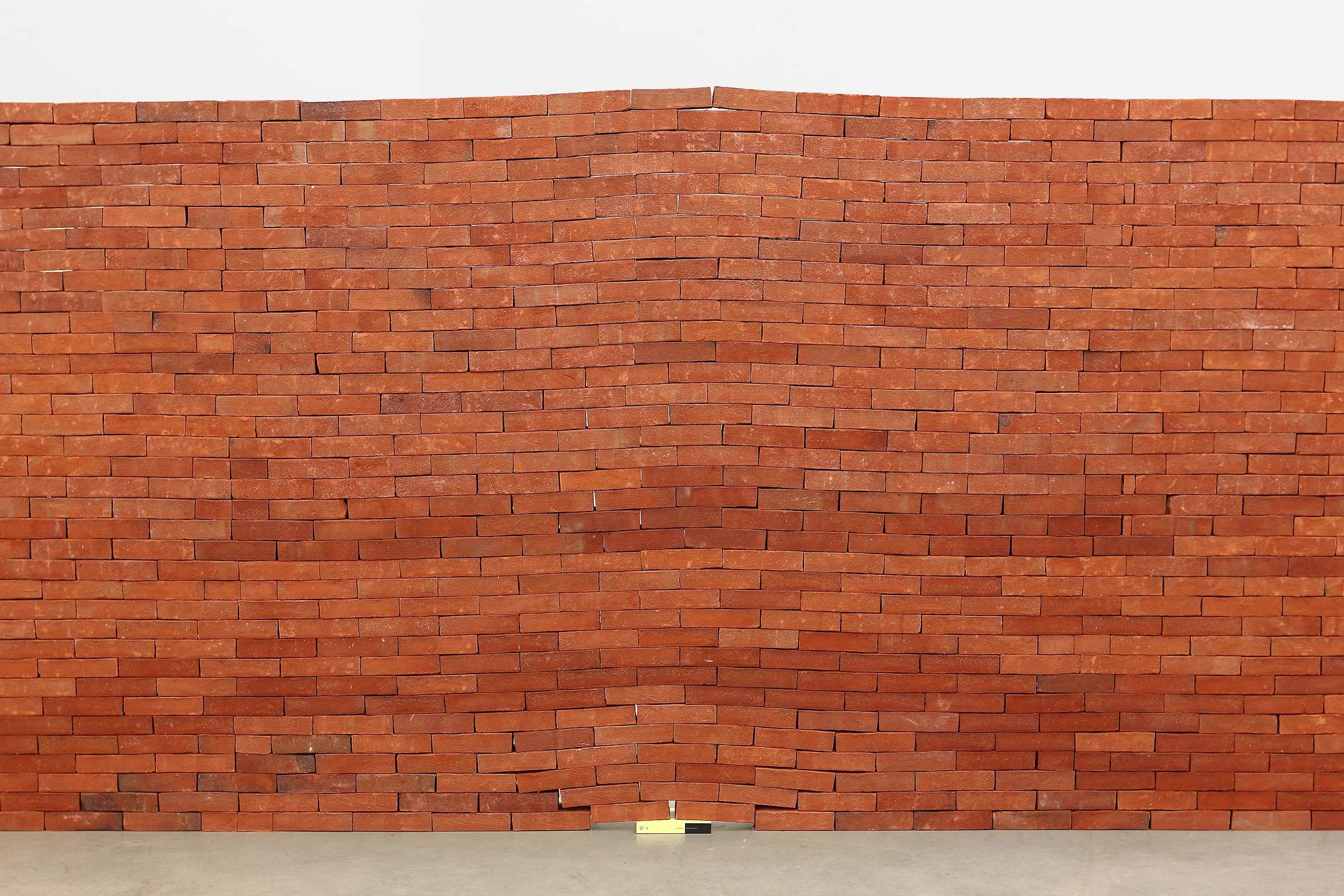 El castillo / The Castle , 2007 Ladrillos, edición de El castillo de Franz Kafka / Bricks, edition of Franz Kafka’s The Castle 2300 x 175 x 40 cm Detalle / Detail Vista de la instalación en la exposición After Babel, Annex M, Athens, 2018 / Installation view at the exhibition After Babel, Annex M, Athens, 2018