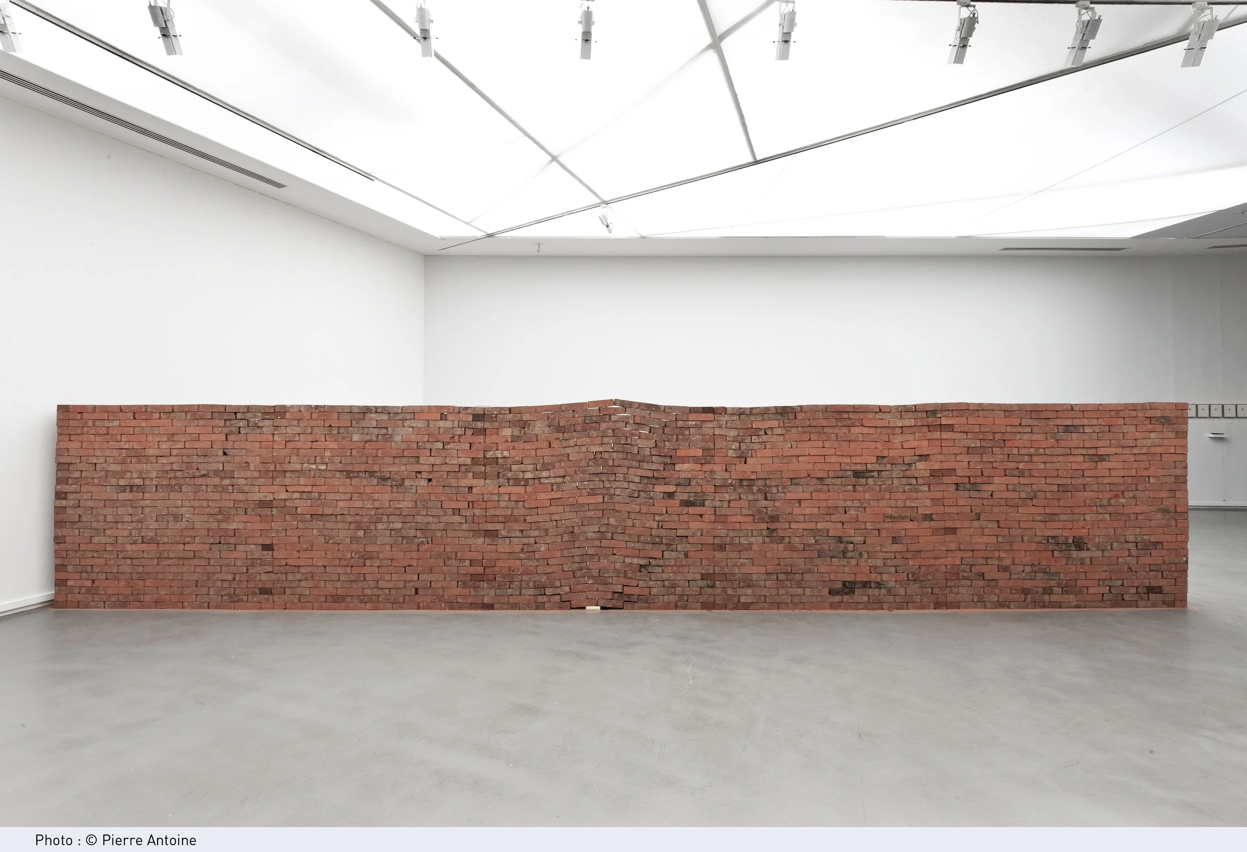 El castillo / The Castle , 2007 Ladrillos, edición de El castillo de Franz Kafka / Bricks, edition of Franz Kafka’s The Castle 2300 x 175 x 40 cm Vista de la instalación en la exposición Resisting the Present, MAMVP, Paris, 2012 / Installation view at the exhibition Resisting the Present, MAMVP, Paris, 2012 Foto Credit: MAMVP Pierre Antoine
