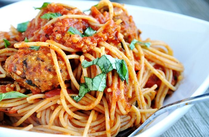 Ancient Harvest Quinoa Pasta, Spaghetti, 8 Ounce 4 garlic cloves, minced 1 (8 ounce) fresh sliced mushrooms 1 (28 ounce) can organic salt free crushed tomatoes 1 dicedonion 1 (6 ounce) can organic salt free Italian-style tomato paste 2 teaspoons dried oregano 2 teaspoons dried basil 1 teaspoon sea salt 1⁄2 teaspoon pepper Combine ground beef, onion, garlic, mushrooms and green pepper in a large saucepan. Cook and stir until meat is brown and vegetables are tender. Drain grease. 2. Stir diced tomatoes, tomato sauce, and tomato paste into the pan. Season with oregano, basil, salt, and pepper. Simmer spaghetti sauce, stirring occasionally.