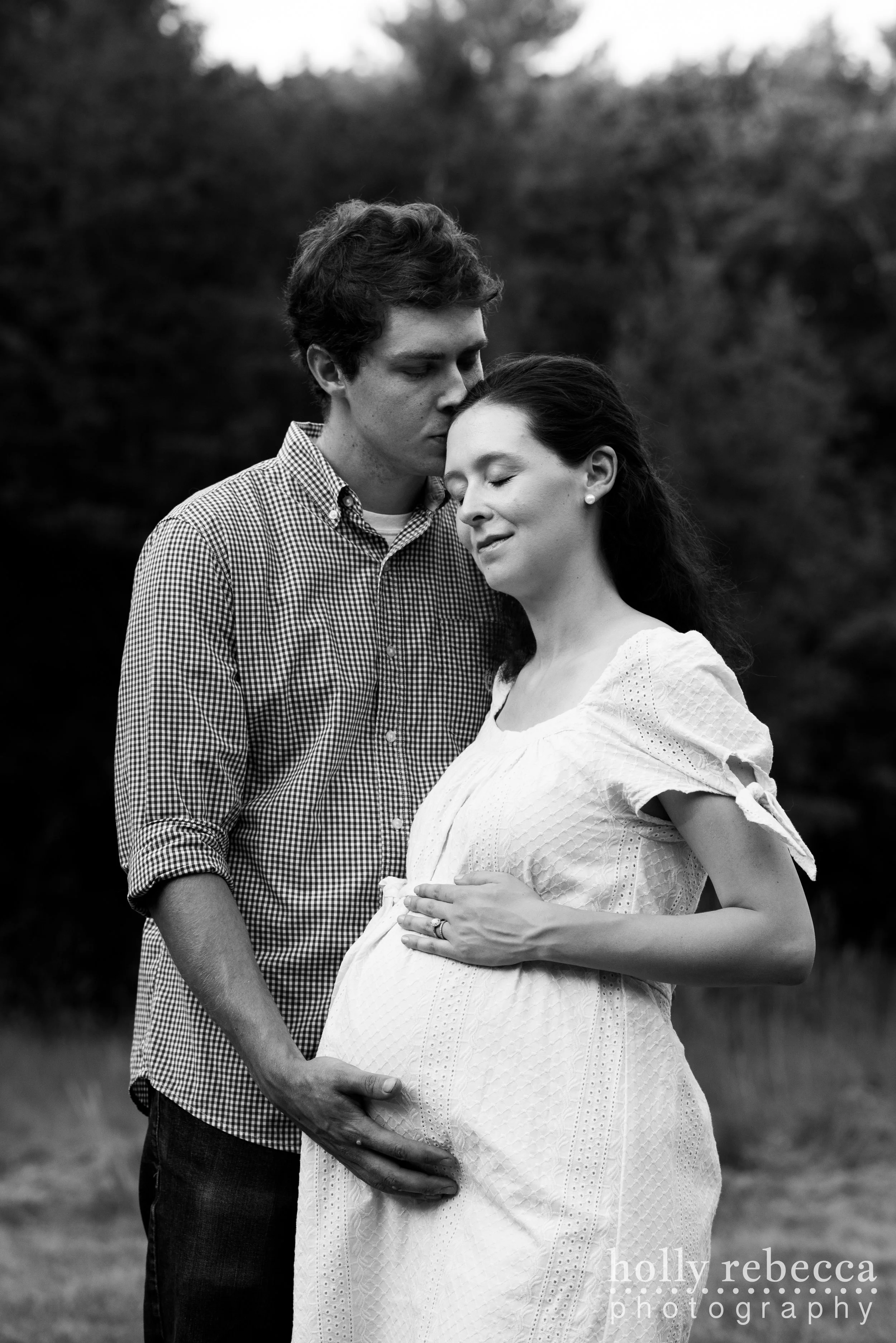 Husband kissing pregnant wife on forehead (2)