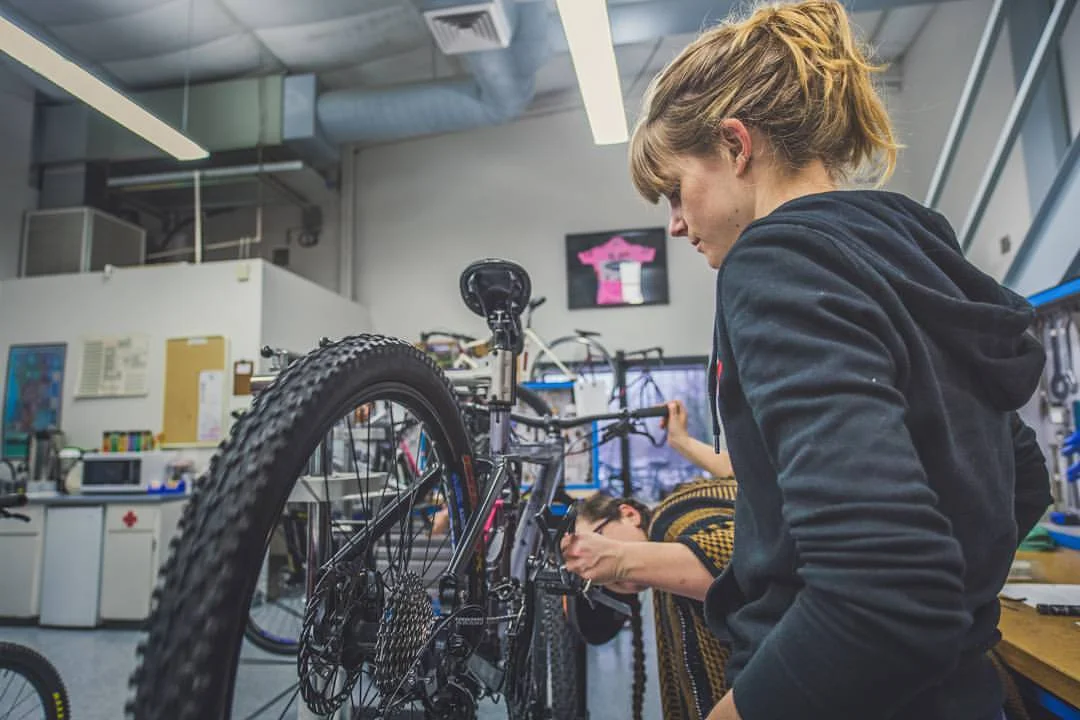 Kelly helps out with drivetrain adjustments photo: Gen Balladares