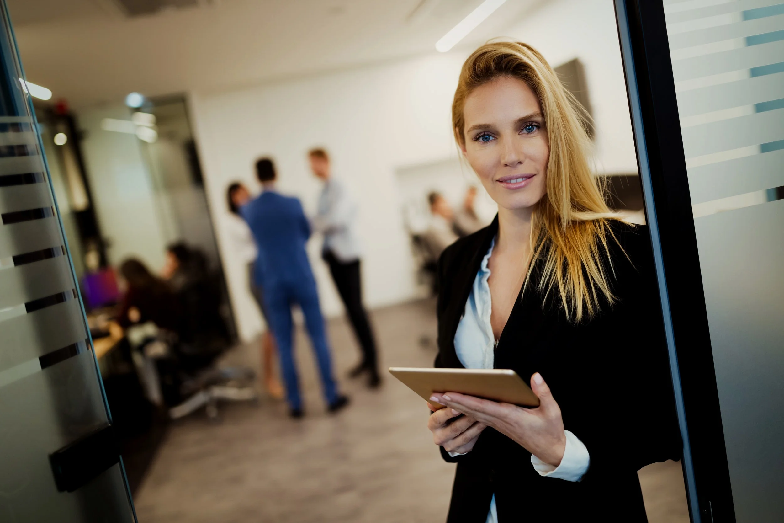 attractive-businesswoman-using-digital-tablet-in-AJNQC3E.jpg