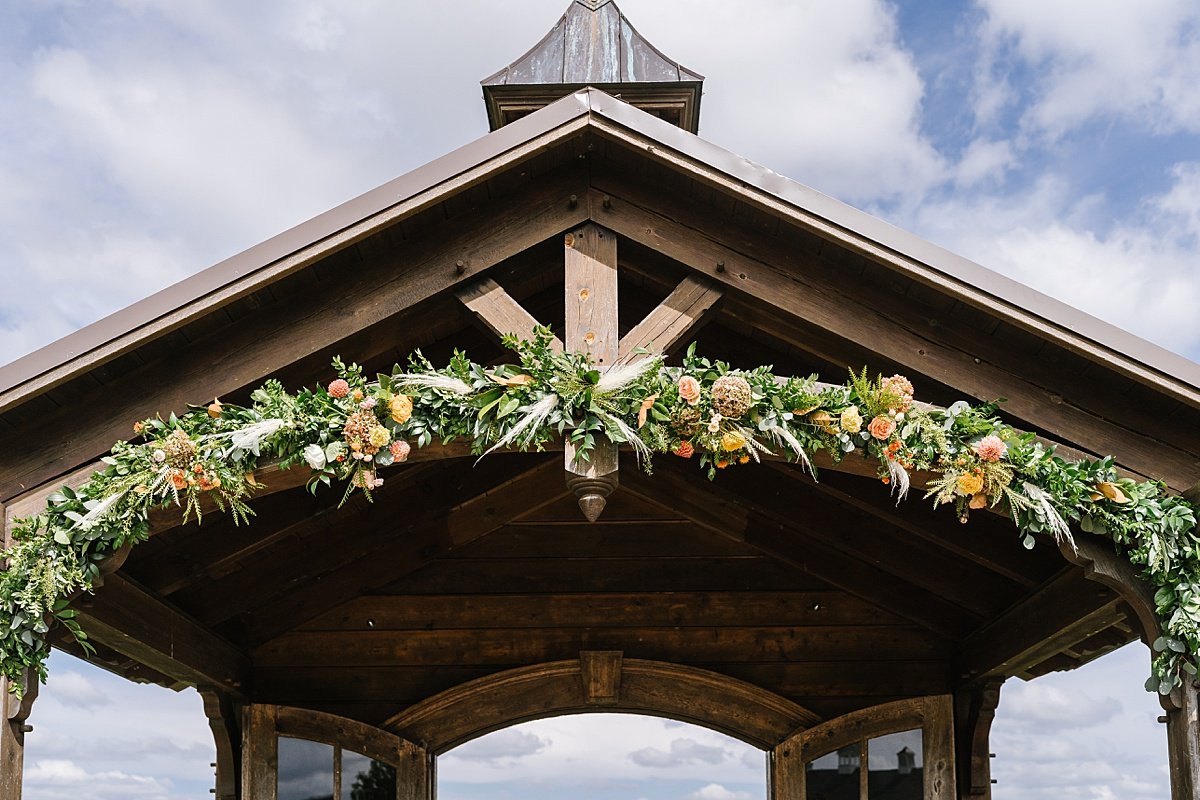 urban-row-photo-custom-florals-wyndridge-farm-wedding-chapel_0004.jpg