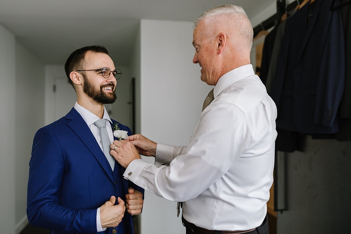 urban-row-photo-groom-dad-getting-ready-baltimore-harbor-point_0019.jpg