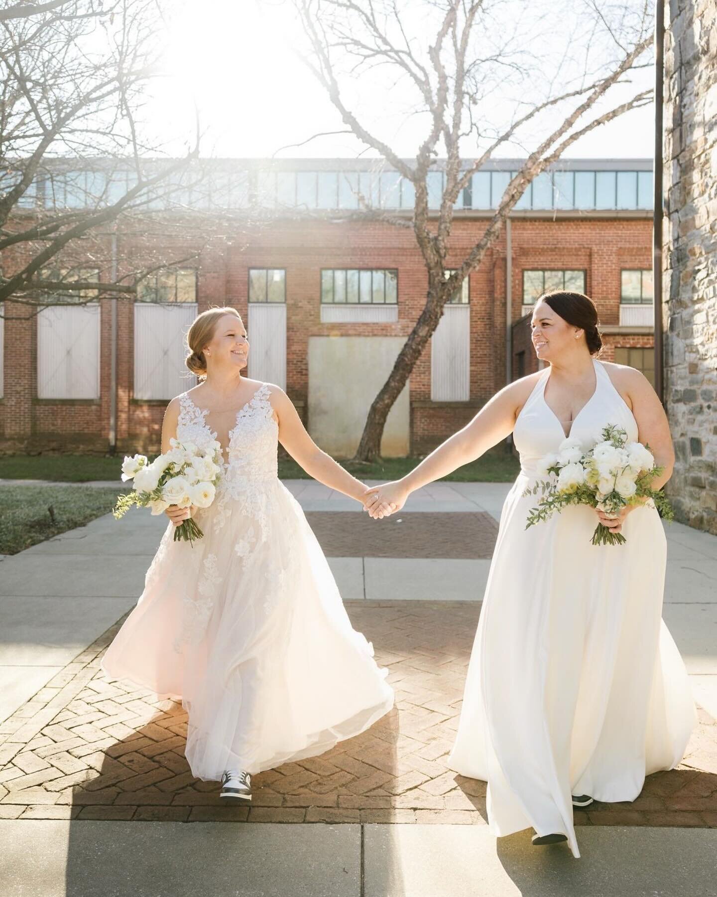 Katherine + Kelly ❤️❤️ &hellip;a sunny, spring wedding full of sweet peas, sneakers and espresso martinis&hellip; 😉

venue: @mtwashingtonmilldyehouse 
photography: @urbanrowphotography 
catering: @copperkitchenmd @thetawni 
beauty: @staciesnyderbeau