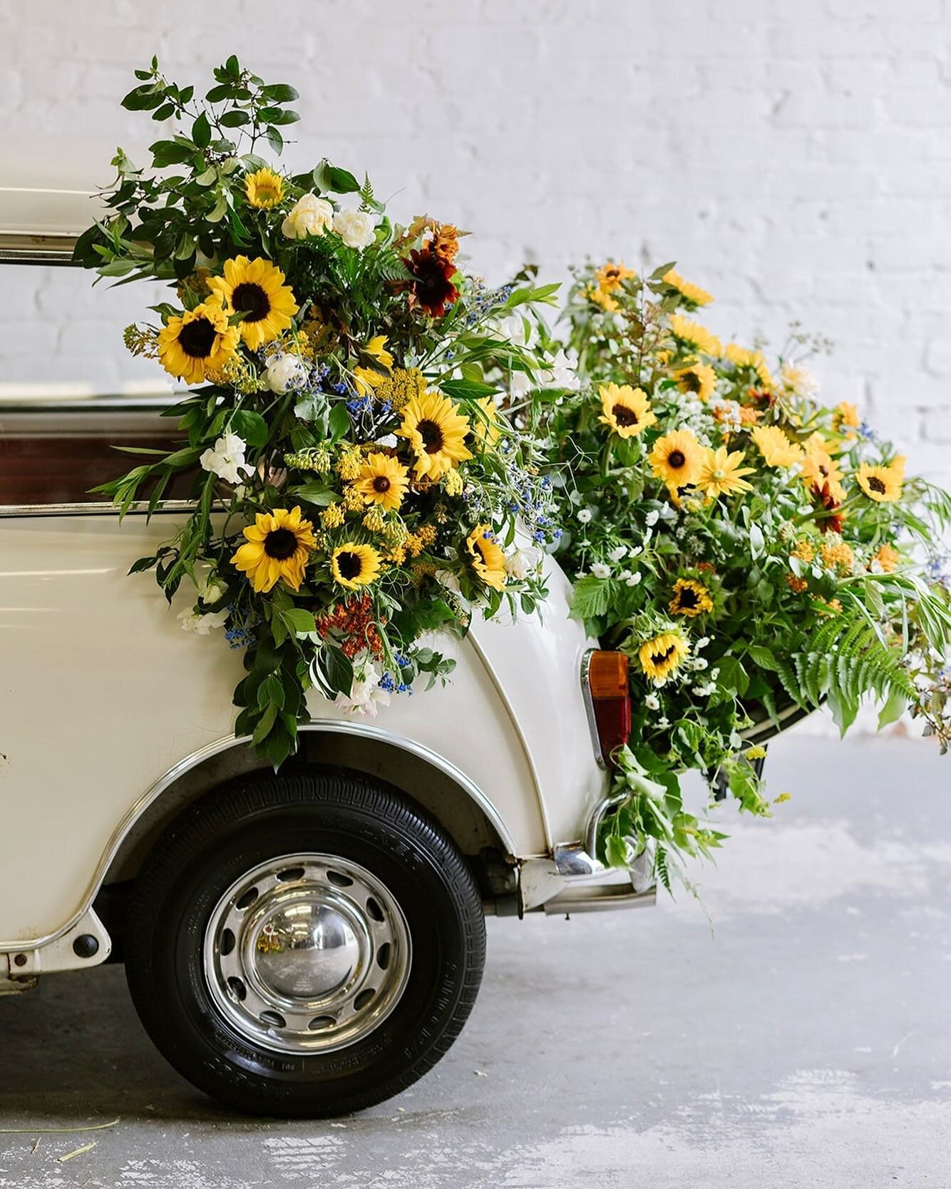 Pretty sure all of us could use some sunshine in the form of a flowered cutie like this right now&hellip; 💛 

April is getting the rain out of the way during the week, to make way for lots of gorgeous sunny and dry weekend [wedding] days to come, ri