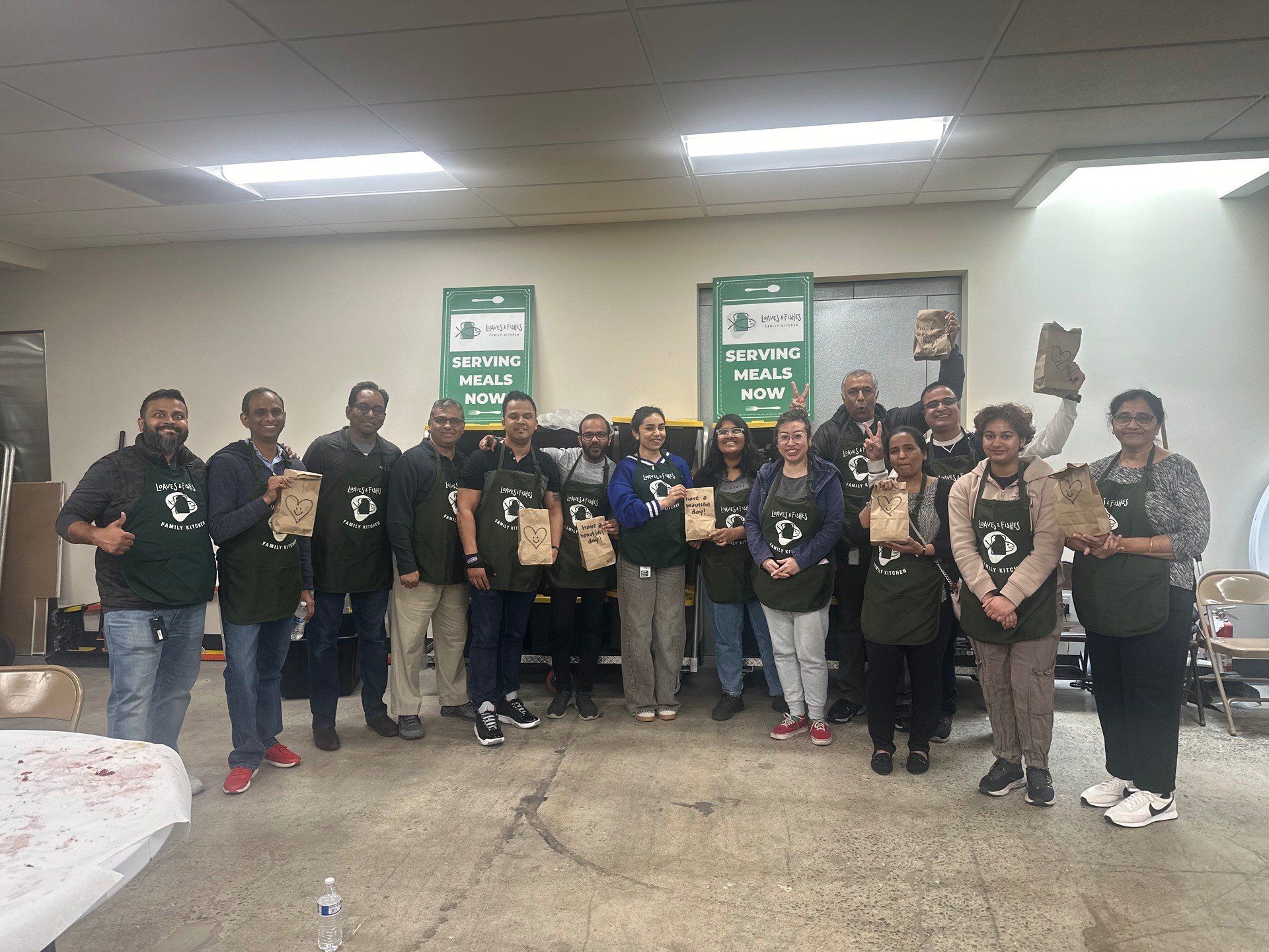 #happyfriday! What an incredible group from @cisco! Thanks to everyone who volunteered and assembled 500 brown bag lunches. These will be in the hands of anyone facing food insecurity within 48 hours! 
Sign up to volunteer here: https://www.loavesfis