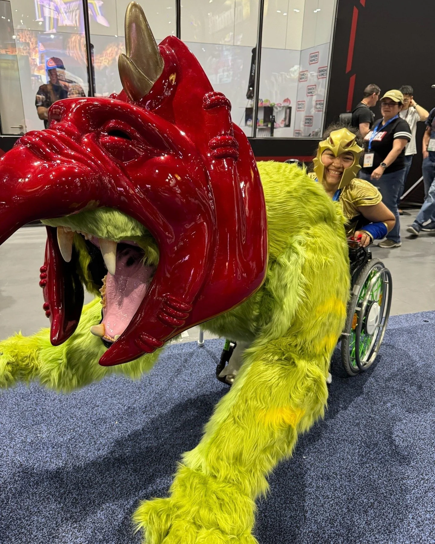 Did you encounter Cringer or Battle Cat at @comic_con? Whichever you met, it's safe to say Xuan commanded them both and was all smiles while doing so! 

Thank you to everyone who stopped for a picture with our @masters superfan! Thank you to the @mat