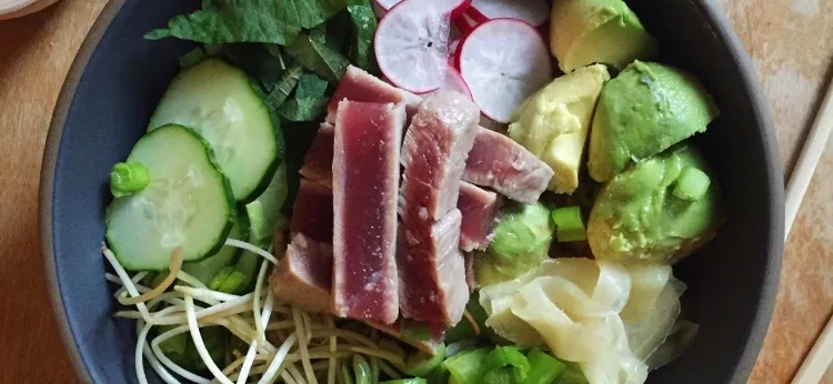 recipe: tuna bowl with avocado & shiso