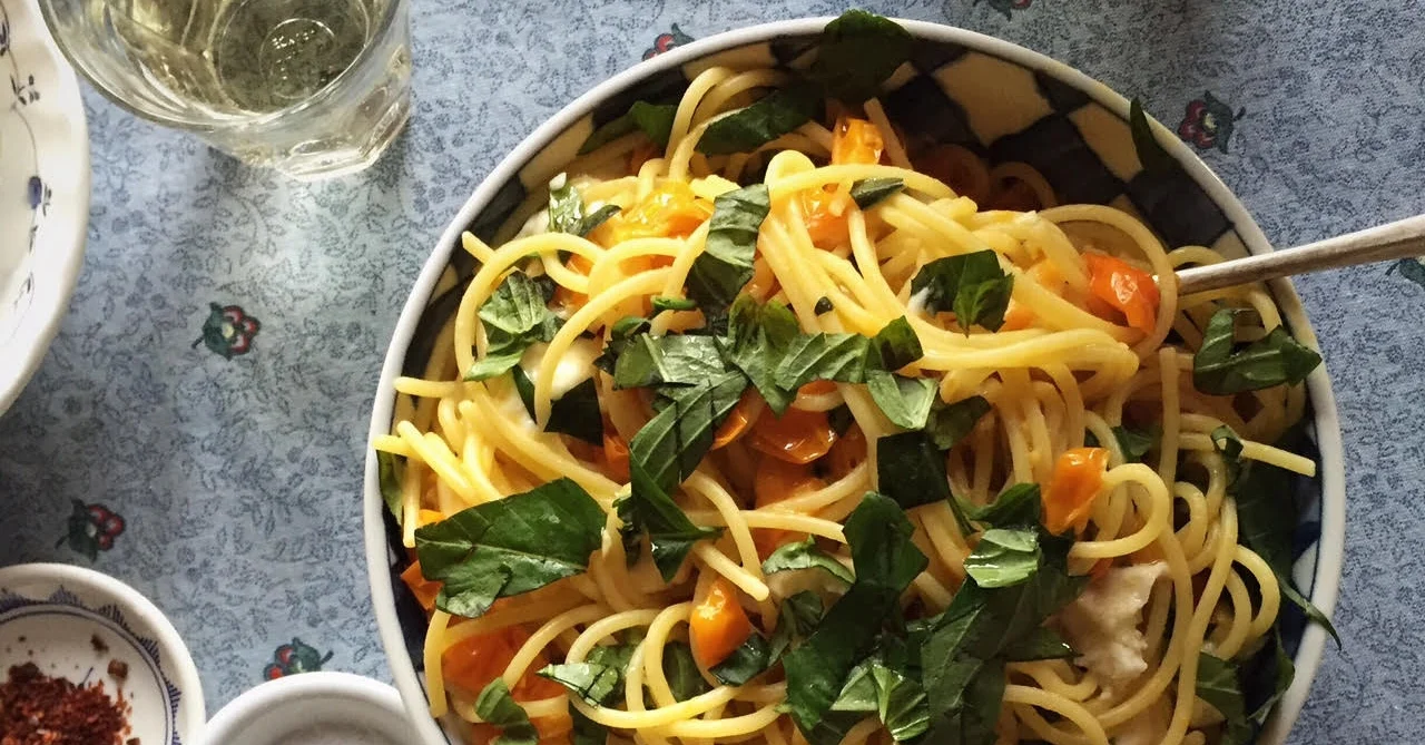 recipe: burst tomato pasta + herby greens