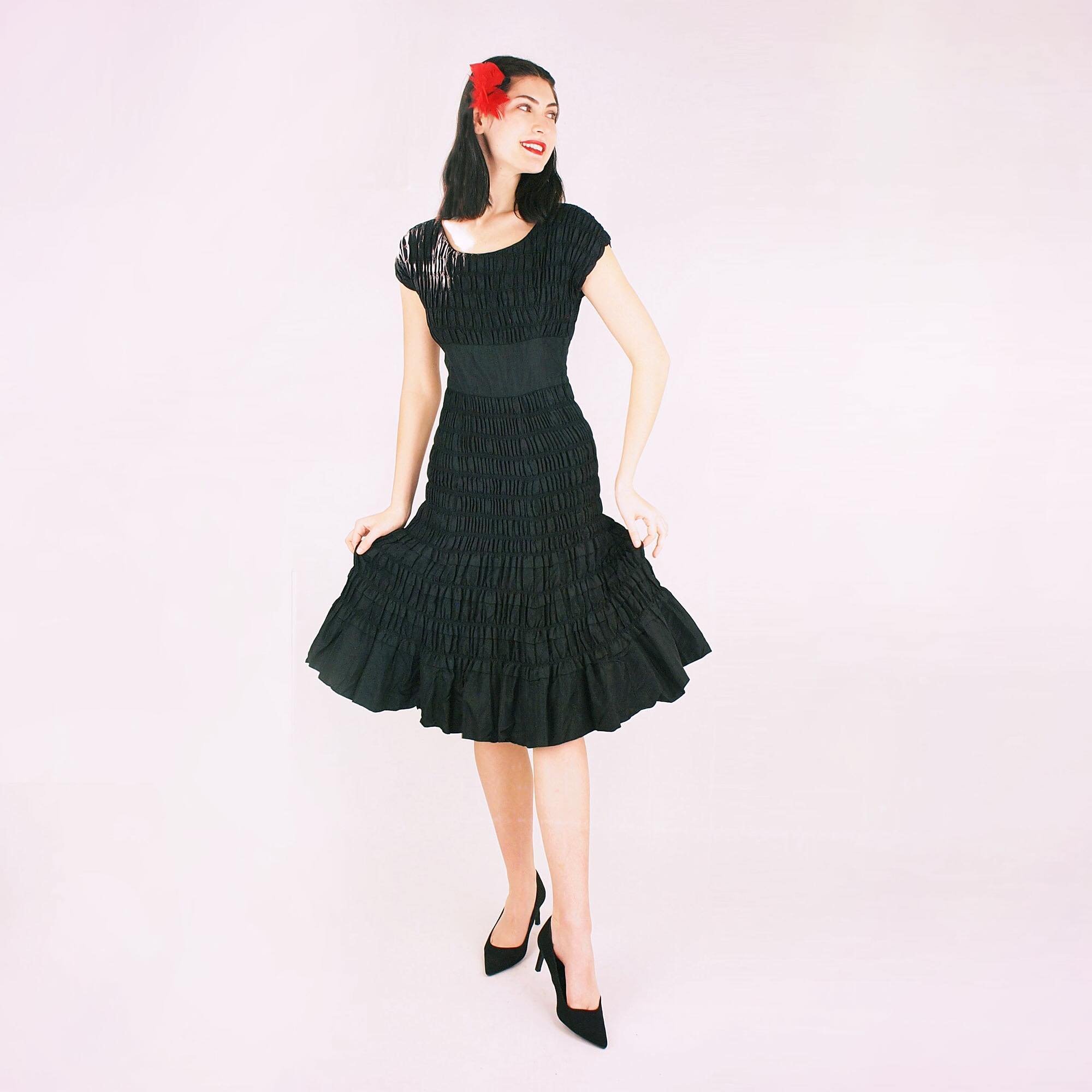 Tango anyone? 💃🏻 This 50s ruched taffeta dress is up for it! 

Model: @ceydarofficial (Love this pose Ceydar!)

#denisebrainvintage
#spokanemodel
#spokanevintage
#thevfg
#shopvfg
#truevintagevfg
#50sblackdress 
#ruchingdress