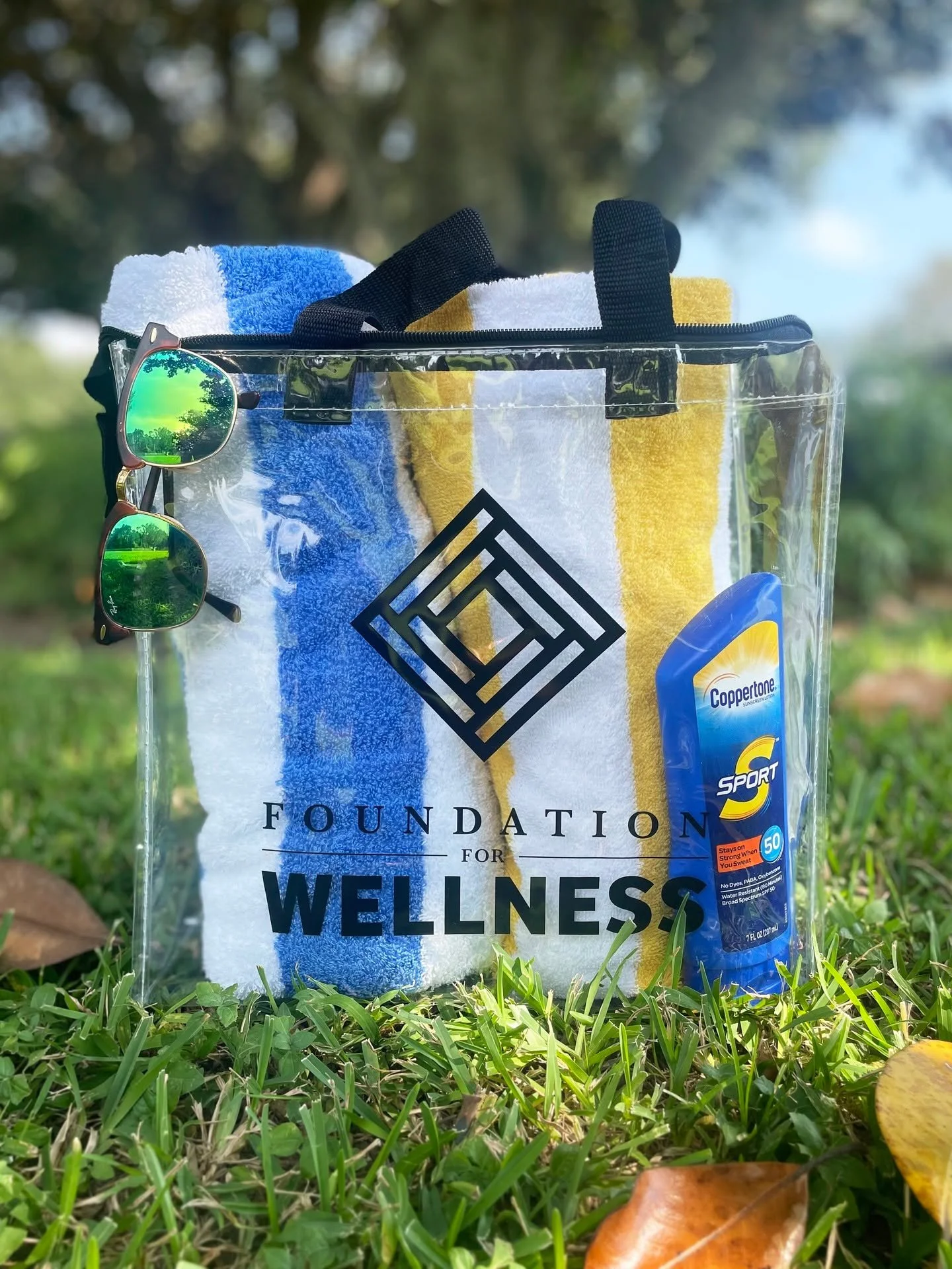 Loving this branded clear zippered tote for @foundationforwellness as it&rsquo;s both functional and stylish &ndash; perfect for:

🏈 Sporting events (yep, stadium-approved!)
🧘&zwj;♀️ Gym sessions or yoga class
🎒 Quick grocery runs
☀️ Beach or park