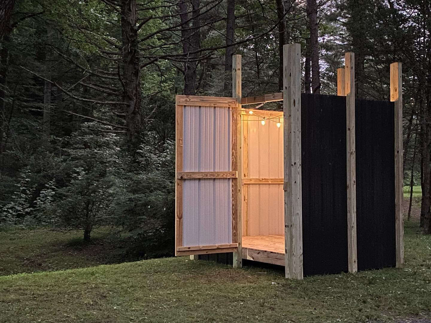 The Payne Cabin shower was completed tonight, just in time for the solar lights to come on! 😍

Going topless for the summer, roof to be added Autumn 2020!

#beoutdoors @campbearwallow 
#disandreconnect #outdoorshower
Gorgeous work guys!  @dryrivertr