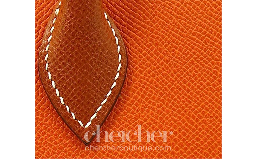 The shade and textures of the body and handle of this bag vary quite a bit.