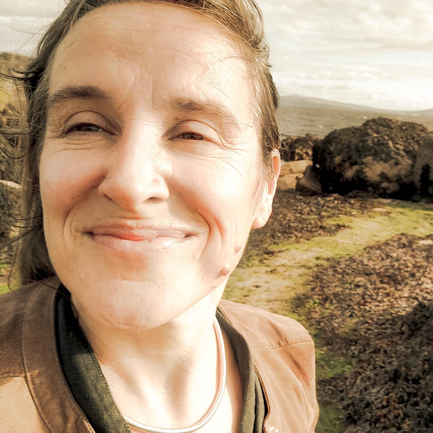 Elizabeth is a homeopath who trained with the Irish School of Homeopathy. She obtained her license in 2006 and since then she has had a varied and rich practice, in Ireland in Spain, and online. Now she feels truly inspired as a teacher of homeopathy