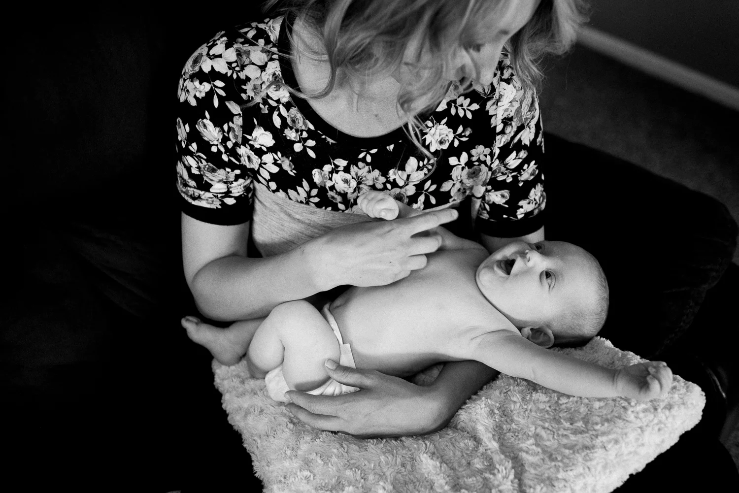 newborn-family-home-session-alaska_13.jpg