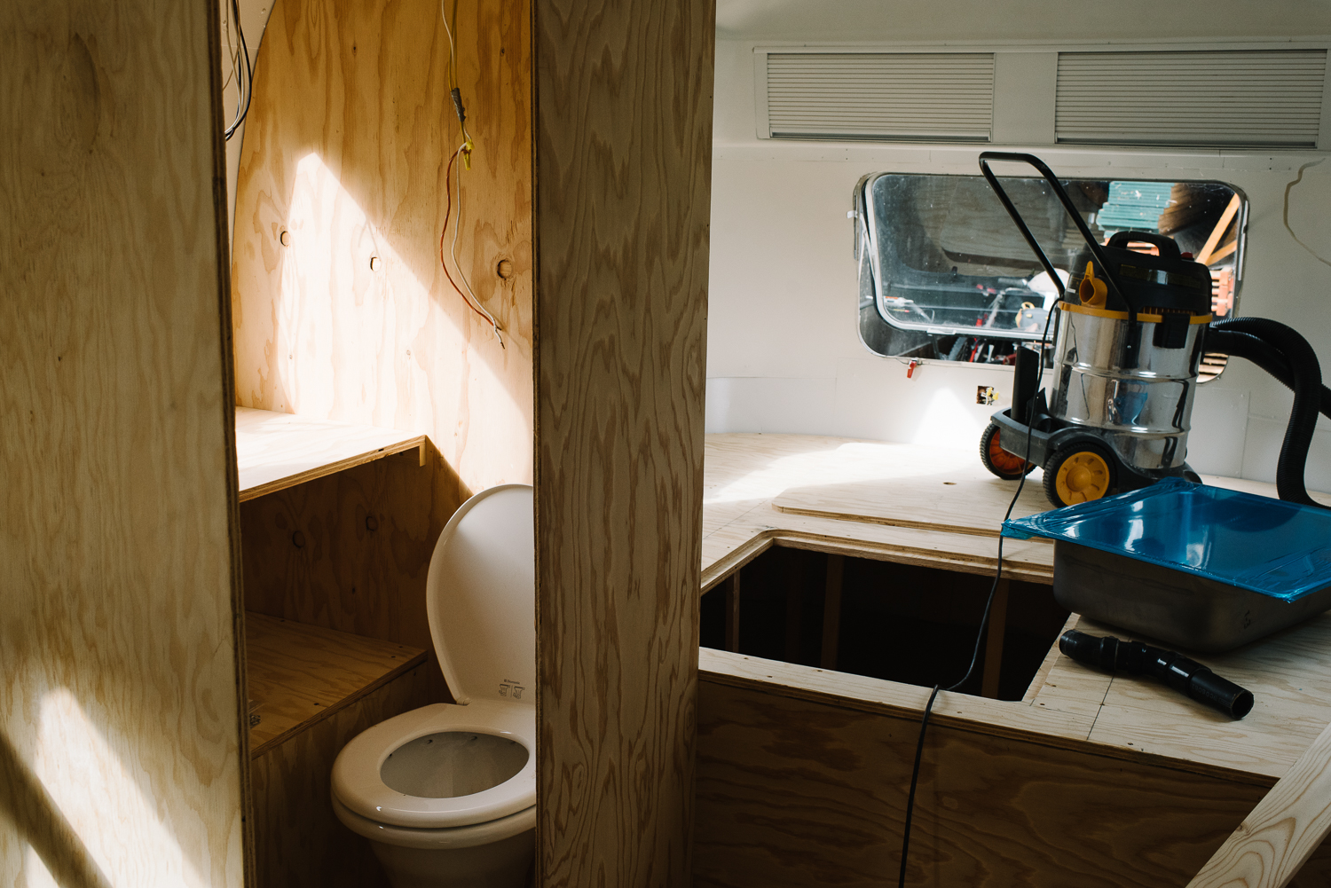  hatch opens under the bed, for ample storage space 