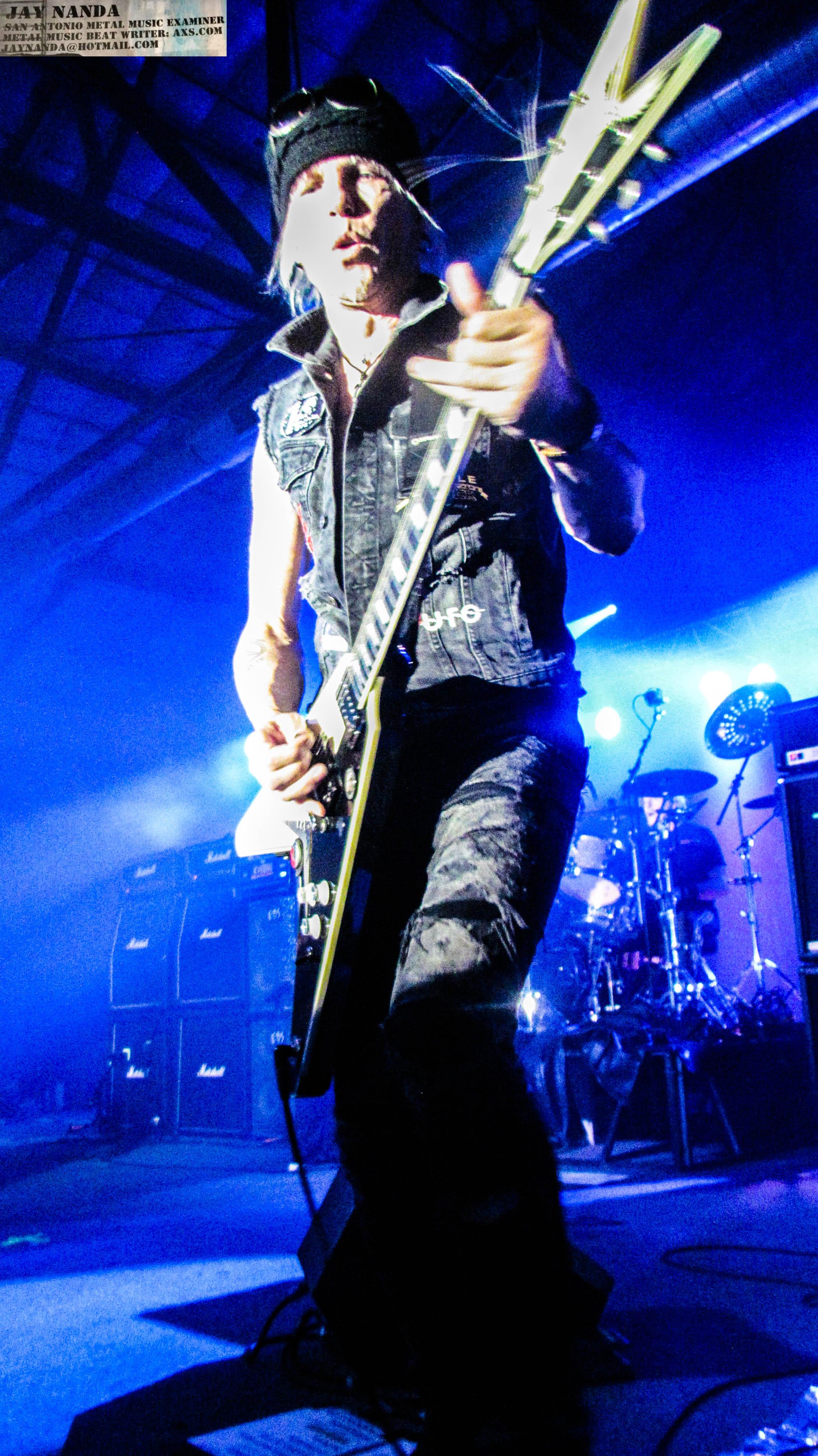 Schenker continues to play Dean guitars, which he joined in 2004, but now also does so in honoring the memory of Dean CEO Elliot Rubinson.