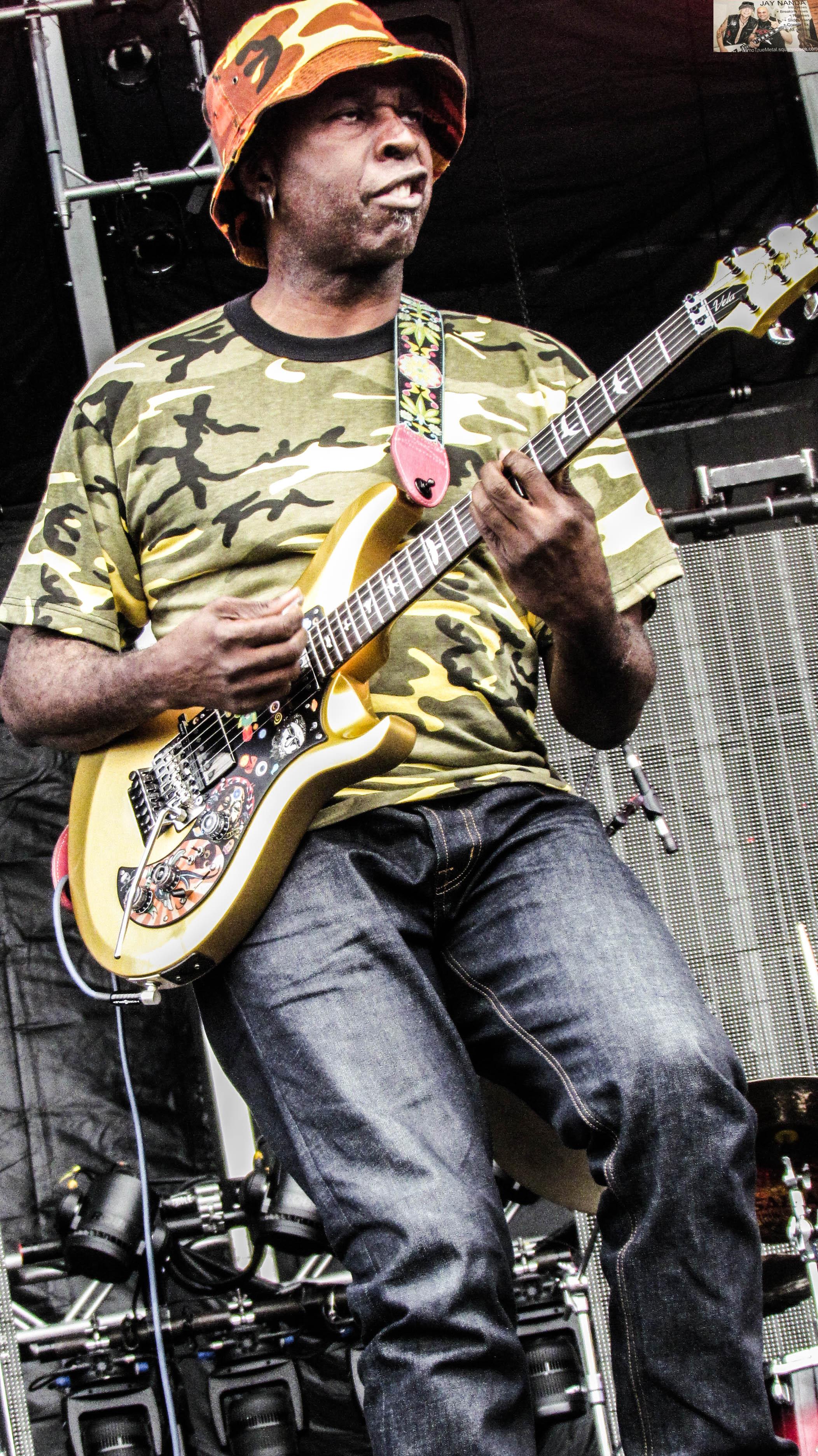 LIVING COLOUR
