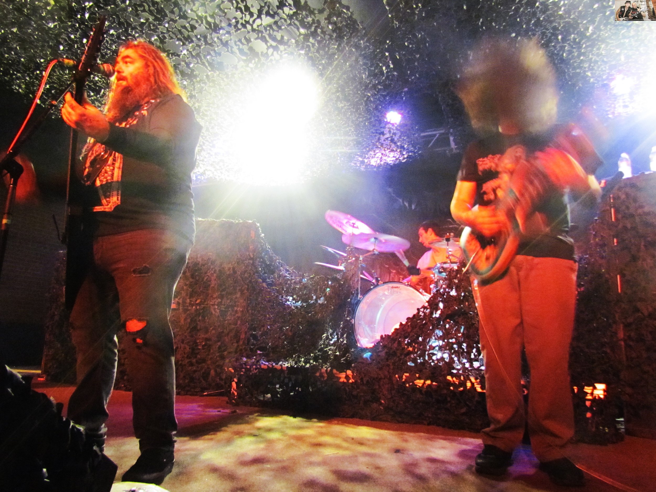  Cavalera had the crowd chant “Metal Mike” and sing “Happy Birthday” to the local guitarist. 