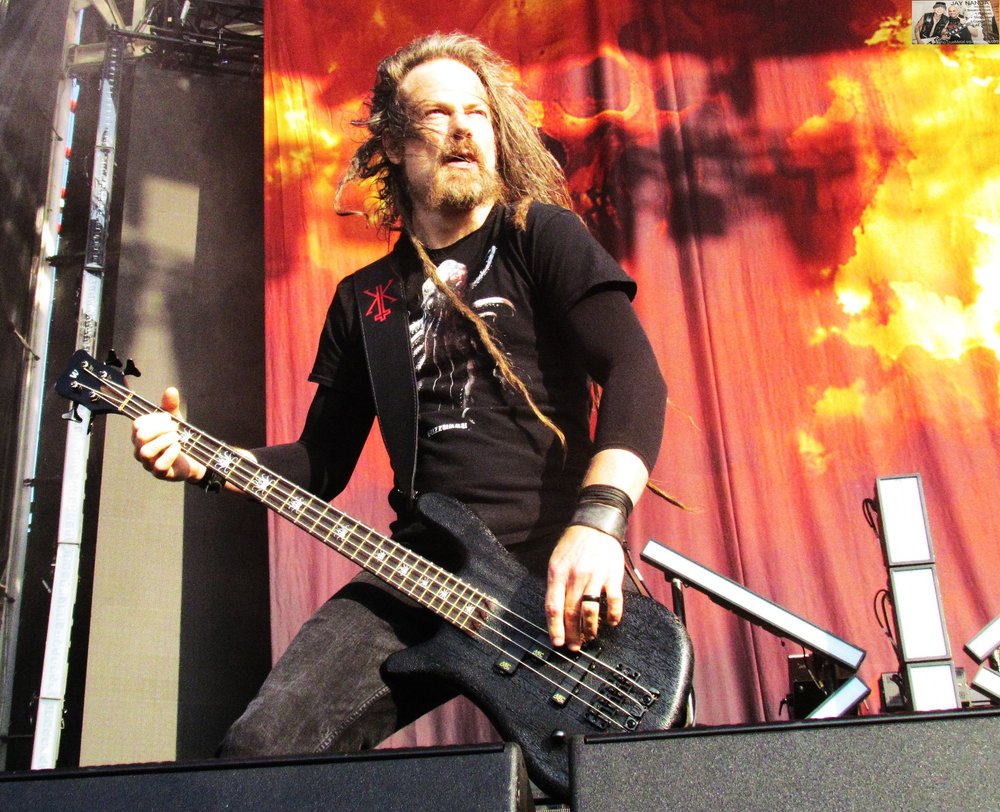  Sanders gives the fans a clear look at his southpaw bass work. 