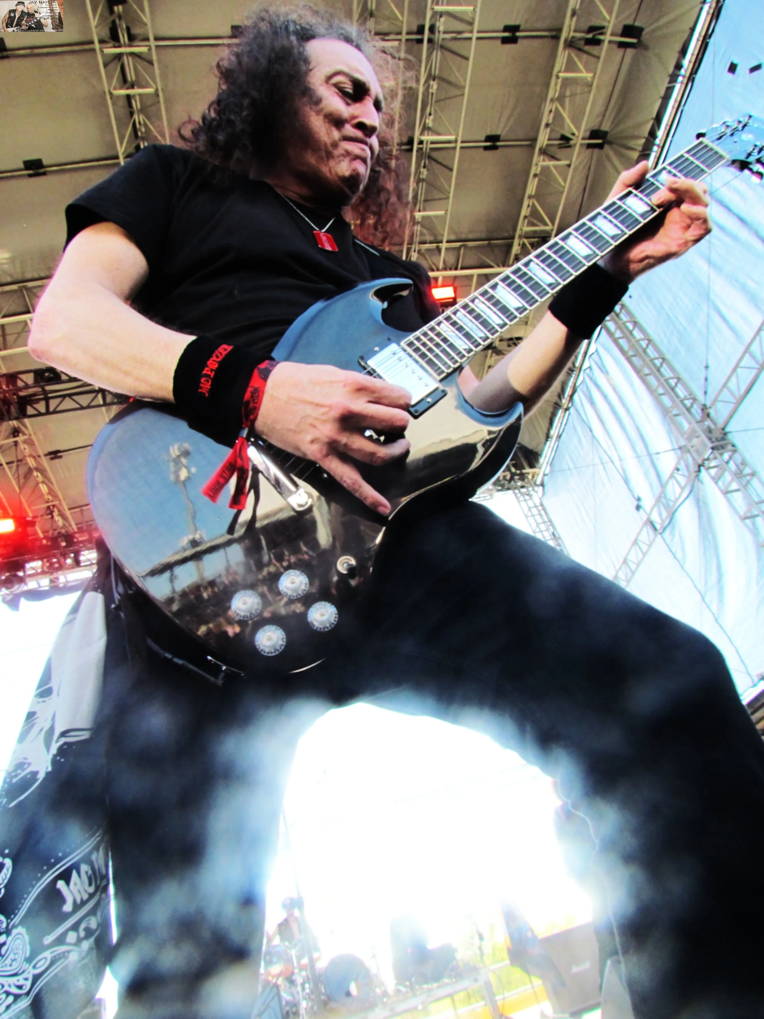  Ken Rodarte punishes the six-string on second track “Warfare.” 