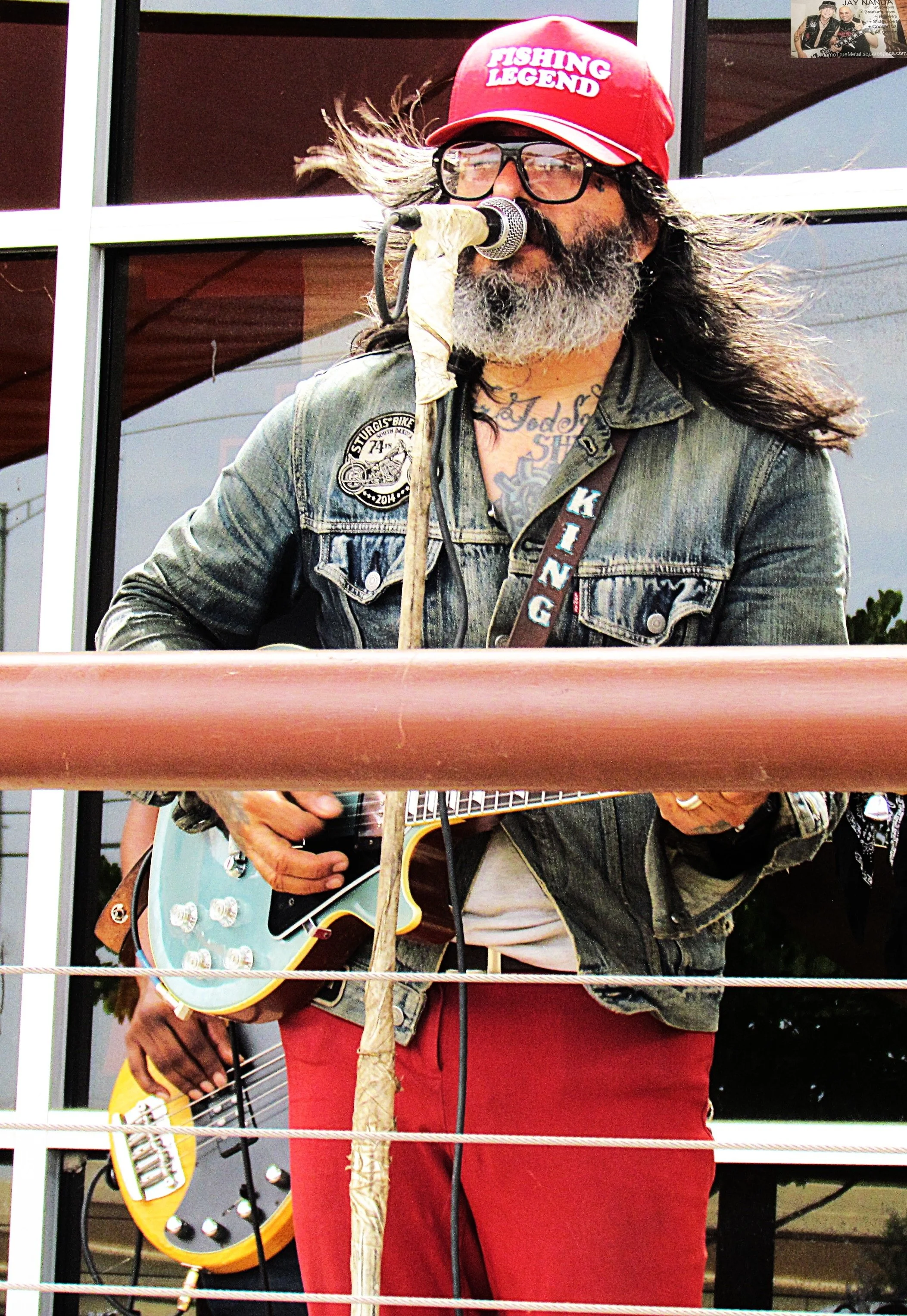  King spent the majority of the set doing something he didn’t do in The Heroine — play guitar.  