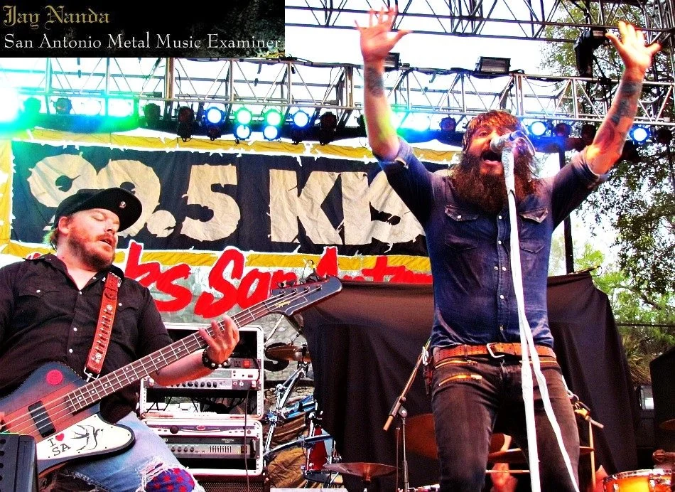  King (right) performing in 2009 at Sunken Gardens with The Heroine alongside bassist Wes “Ghulie” Vargulish. 