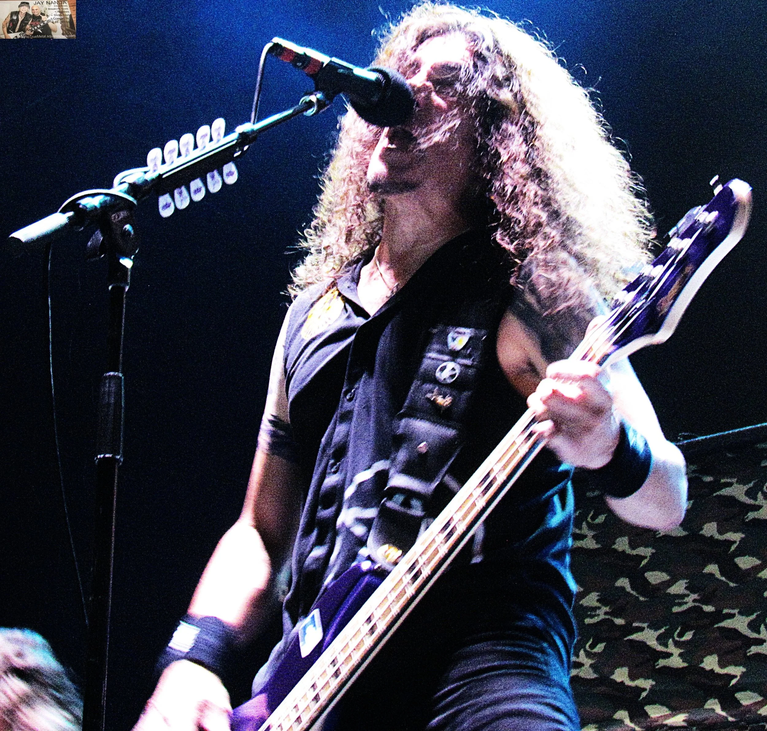  Frank Bello bellows out backup vocals on opening 1987 classic “Caught in a Mosh.”  