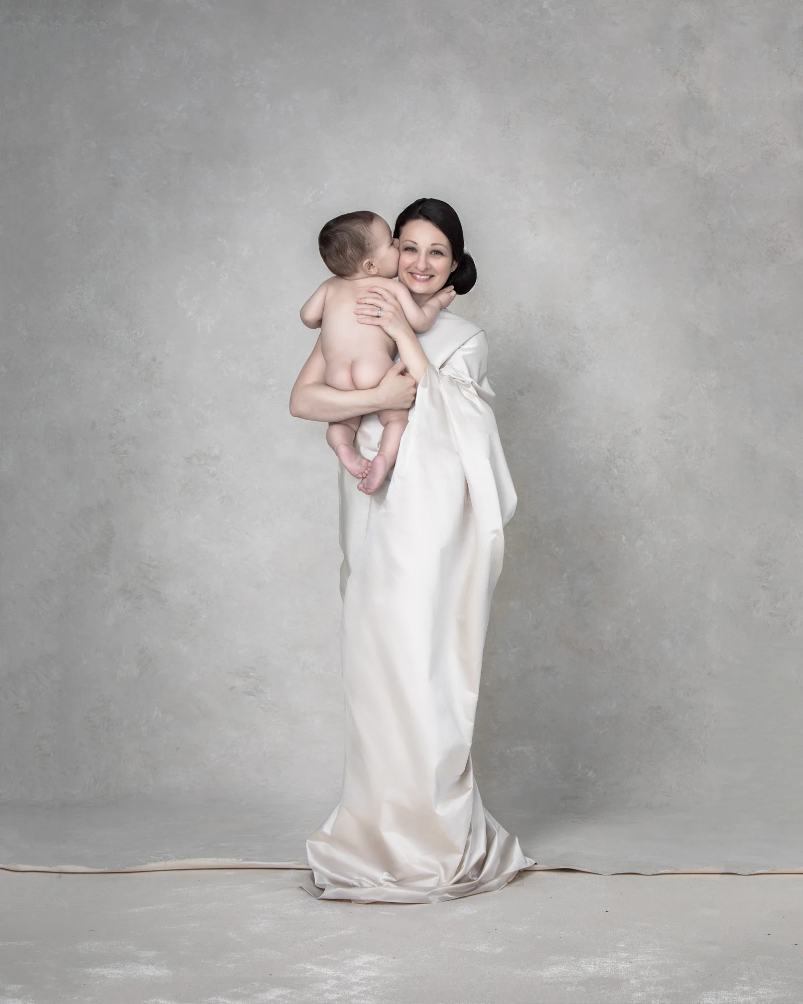 Elegant Classic Motherhood Family Baby Portraits10 Analia Paino Portrait Photography_.jpg