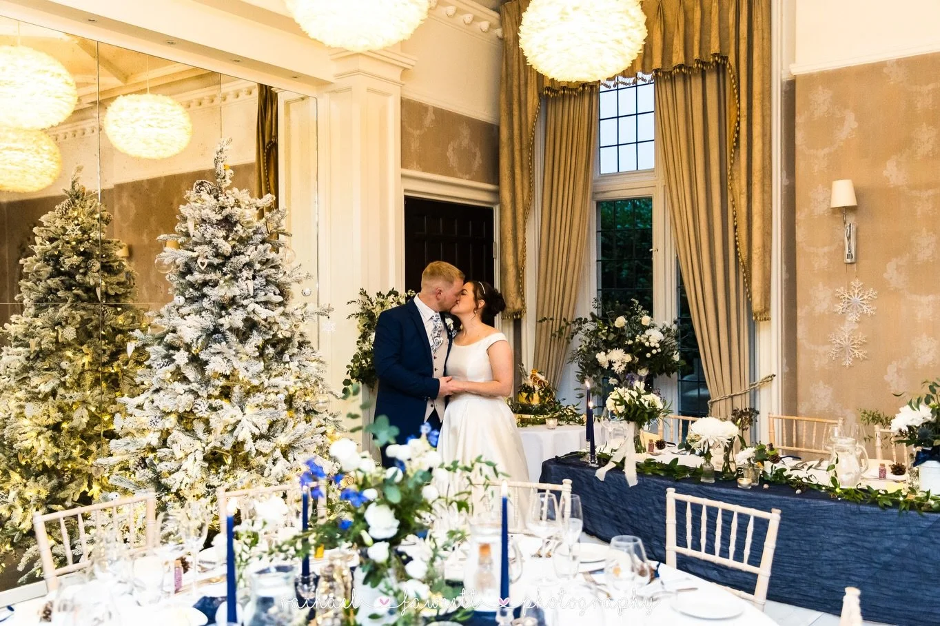 HAPPPYYY DECEMBERRRR 🎄🎄

@lauralou0142 @andrew47nash @falcon_manor 

#harrogateweddingphotographer #falconmanorwedding #skiptonweddingphotographer