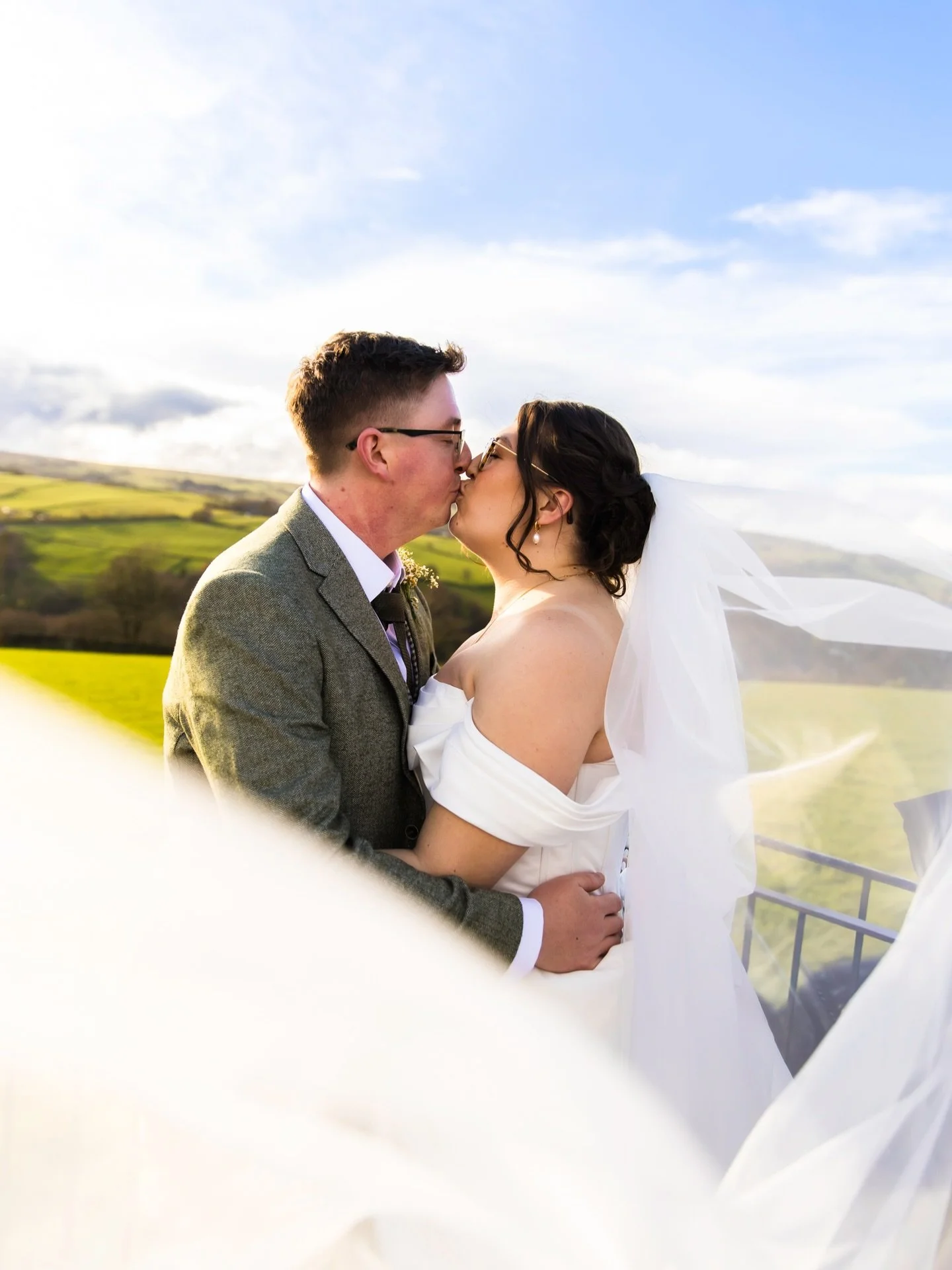 One more photo from Saturday!? Why not 😍😍 @thefleeceinn providing the most gorgeous backdrop for Sophie and Matt!

Thanks to Sophie&rsquo;s mum and dad for THE best veil holding for this one 😘 @annetinsdeall 

Photographer - @rachaelfawcettphotogr