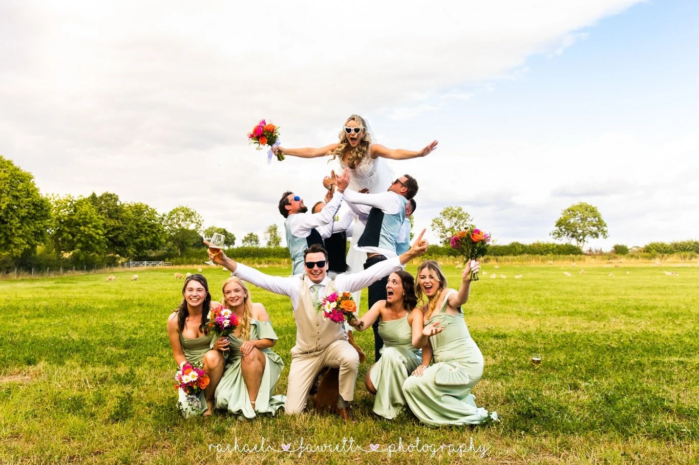 Pippa &amp; Paul 🩷🧡💐 

It&rsquo;s photo delivery dayyyyy&hellip;!!! 🩷

#harrogateweddingphotographer #sedgewellbarnweddings #northallertonweddingphotographer