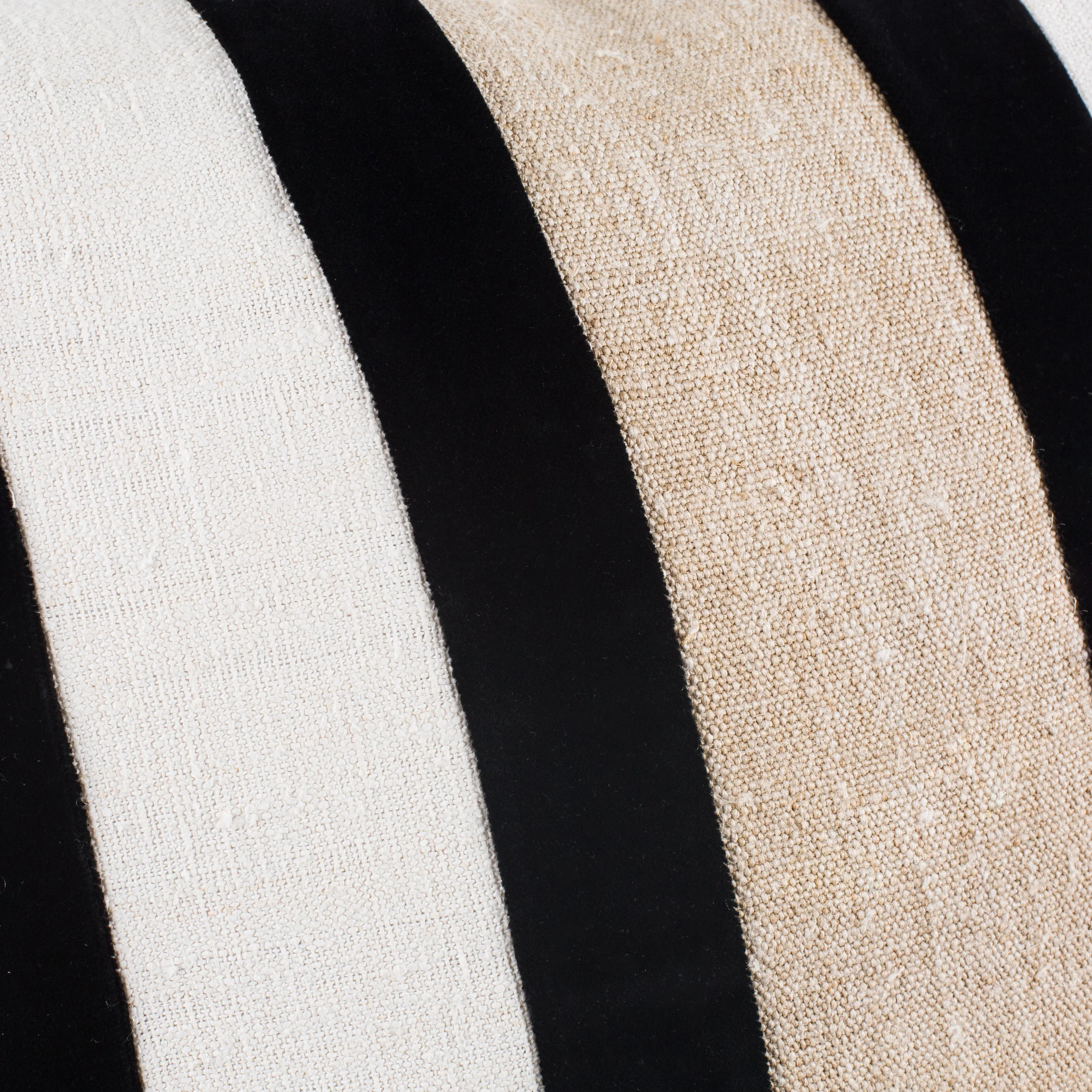 BlackVelvet_WhiteLinen_Pillow_22x22_Detail.jpg