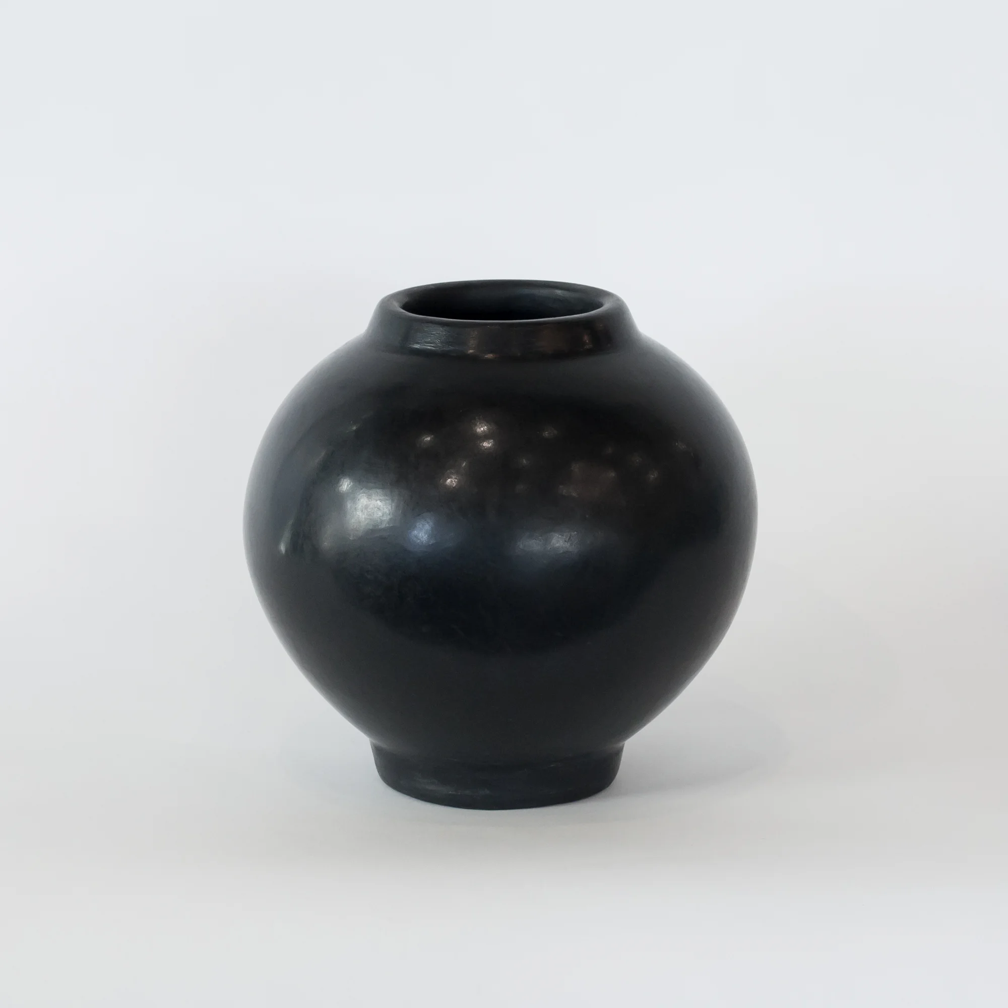 Tadelakt Round Vase Medium Black.jpg