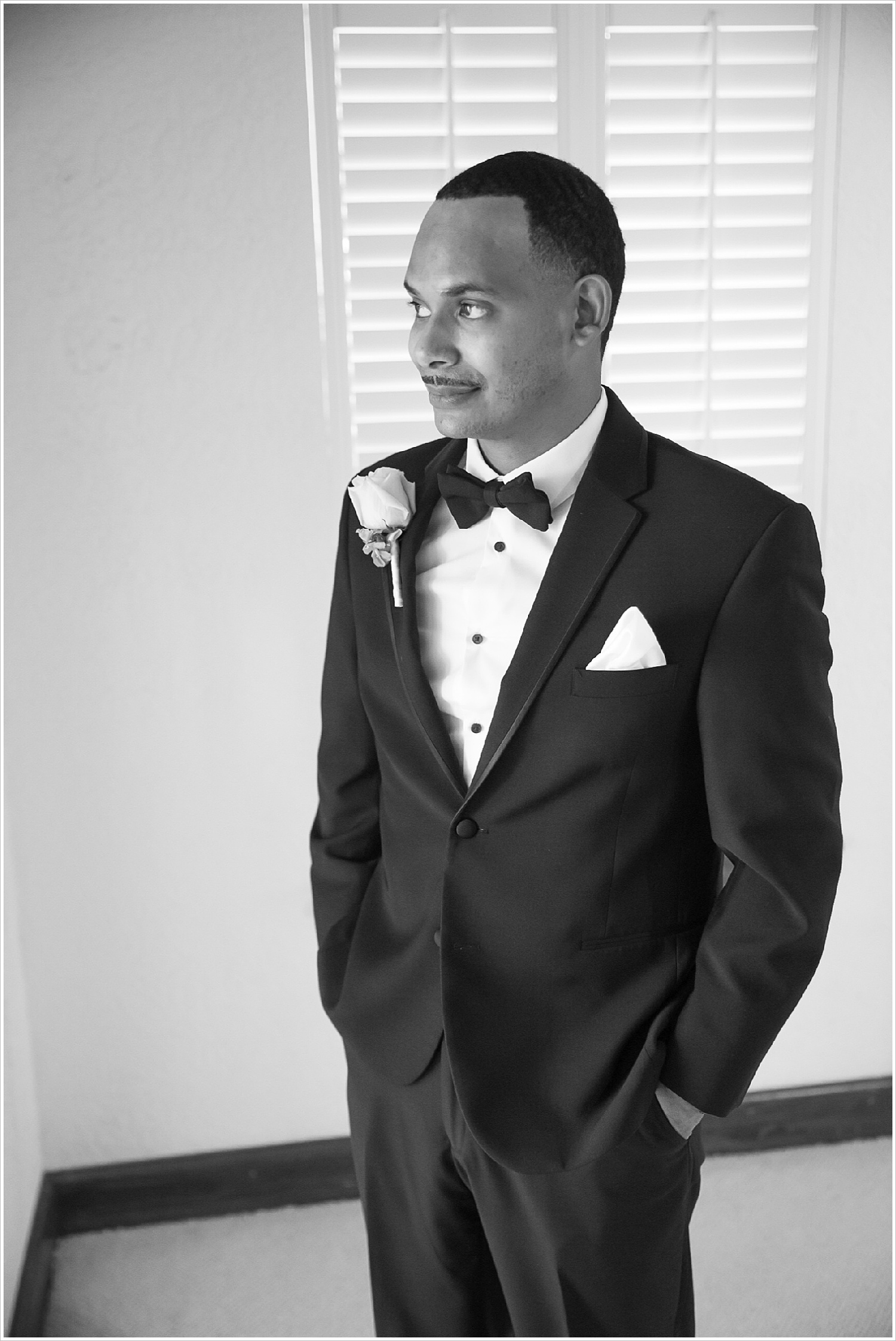 Groom in groom's suite at La Rio Mansion