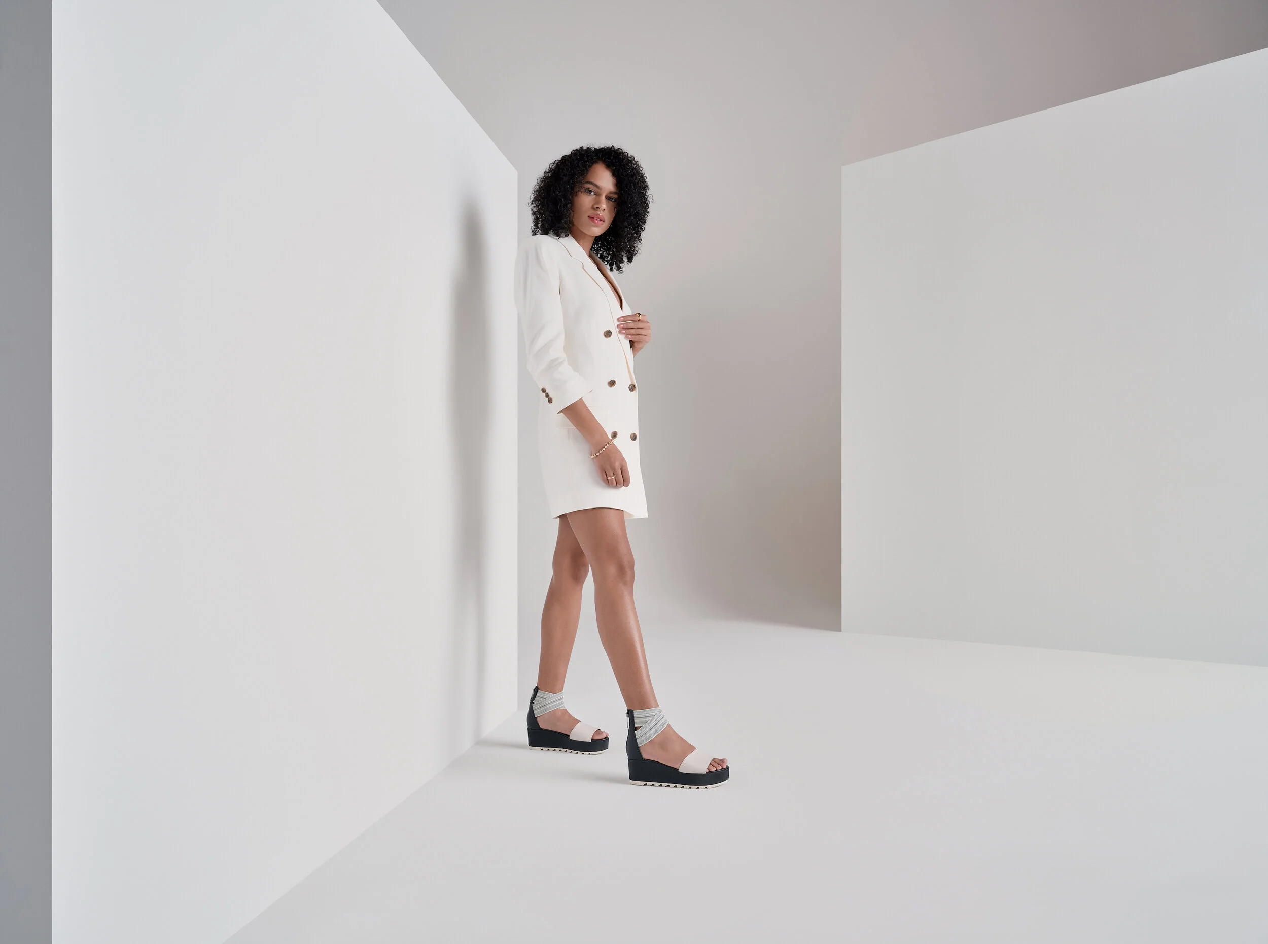 S21_SOREL_CAMERON_FLATFORM_ANKLE_STRAP_010_0044.jpg