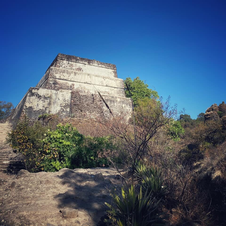  El pirámide. It’s not fancy or big as Aztec temples go, but the views are breathtaking and the ascent, following in the footsteps of pilgrims possibly going back 800 years, es impresionante. 