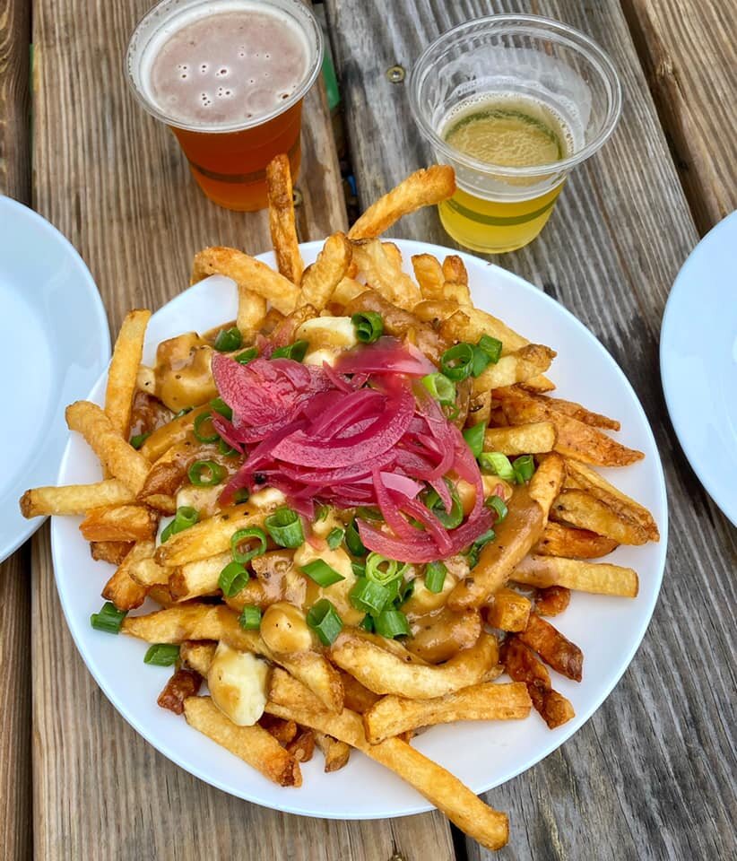  Craft beers and yummy poutine outdoor dining at Norway Brewing Company. Did you know that Maine’s border with Canada is longer than its border with a US state? It borders both Quebec and New Brunswick. And that most signage in these parts is in Engl