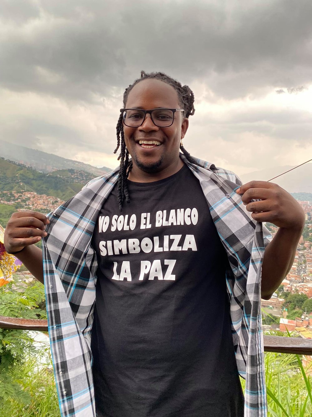  When Fredy Asprilla was a youth living in Comuna 13, he was surrounded by violence and drugs. But someone gave him a cassette of music which opened up his world. It was hip-hop music, and through it he learned that there were Black youth in the Unit