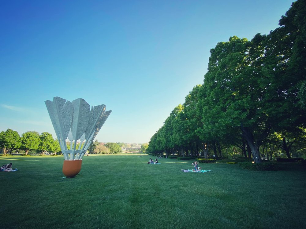  Artist Claes Oldenburg created giant shuttlecocks as a foil to the formal neoclassical building and expanse of lawn. A great place for a picnic! 