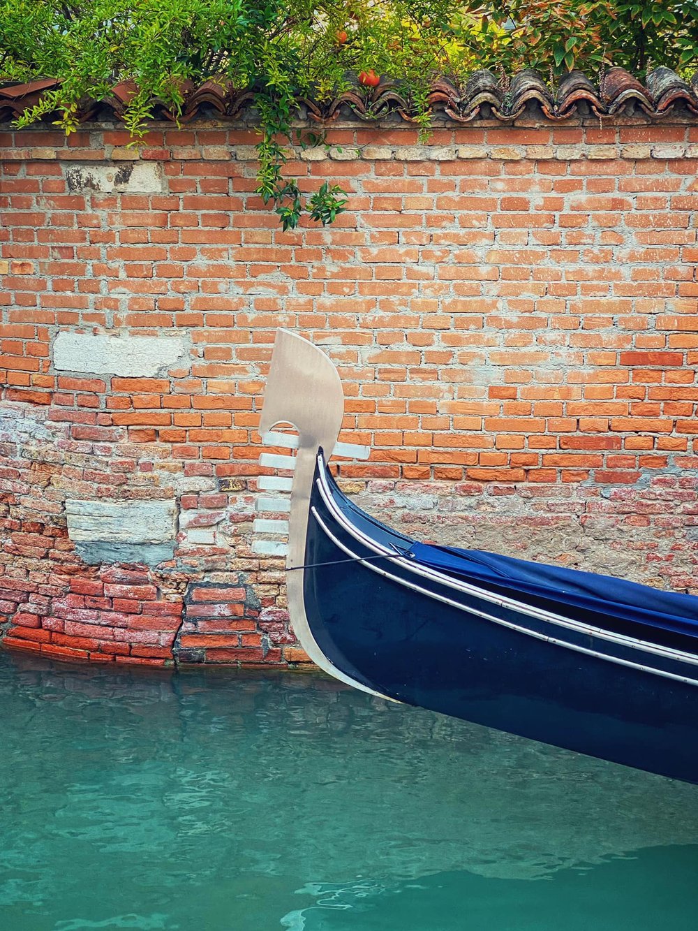  The front ornament on a gondola, explained: The top part represents the hat worn by the city’s leader, or doge. The six rectangles represent the six districts of Venice and the one rectangle opposite the first is the island of the Giudecca. 