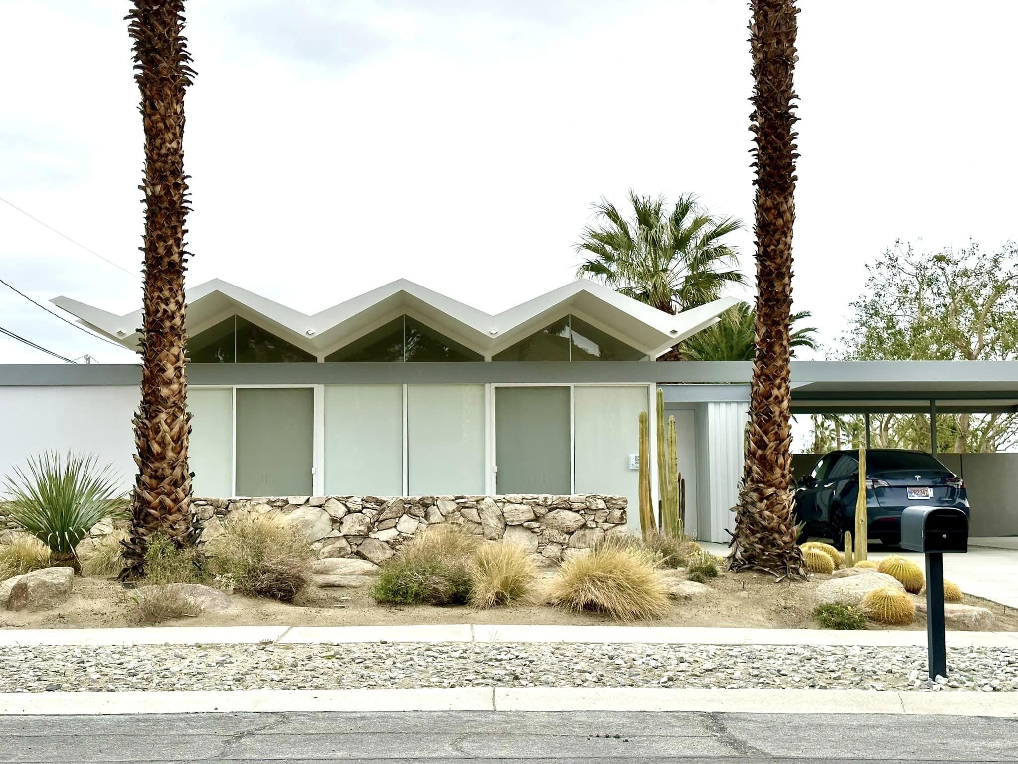  Designed to be pre-fab all steel homes by Donald Wexler and Richard Harrison. 