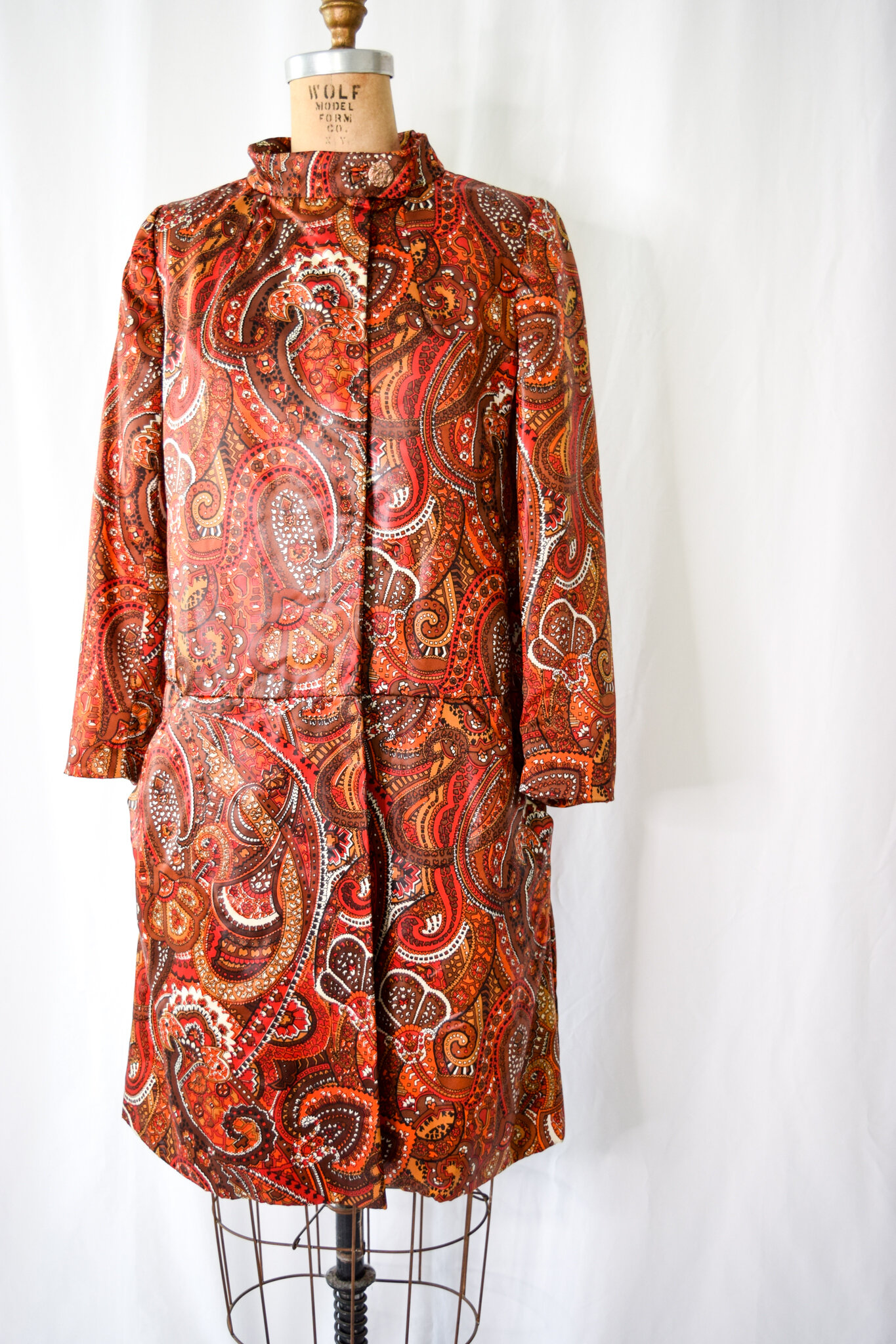 Bill Blass for Bond Street. Vintage 1960's Mod Psychedelic Paisley Cire ...