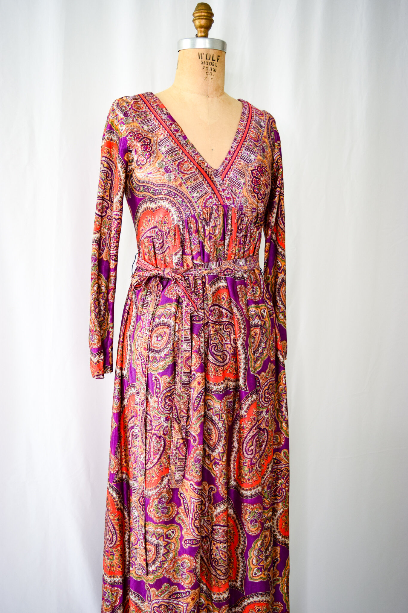 Saks Fifth Avenue. Vintage 1960's 1970's Psychedelic Purple Paisley ...