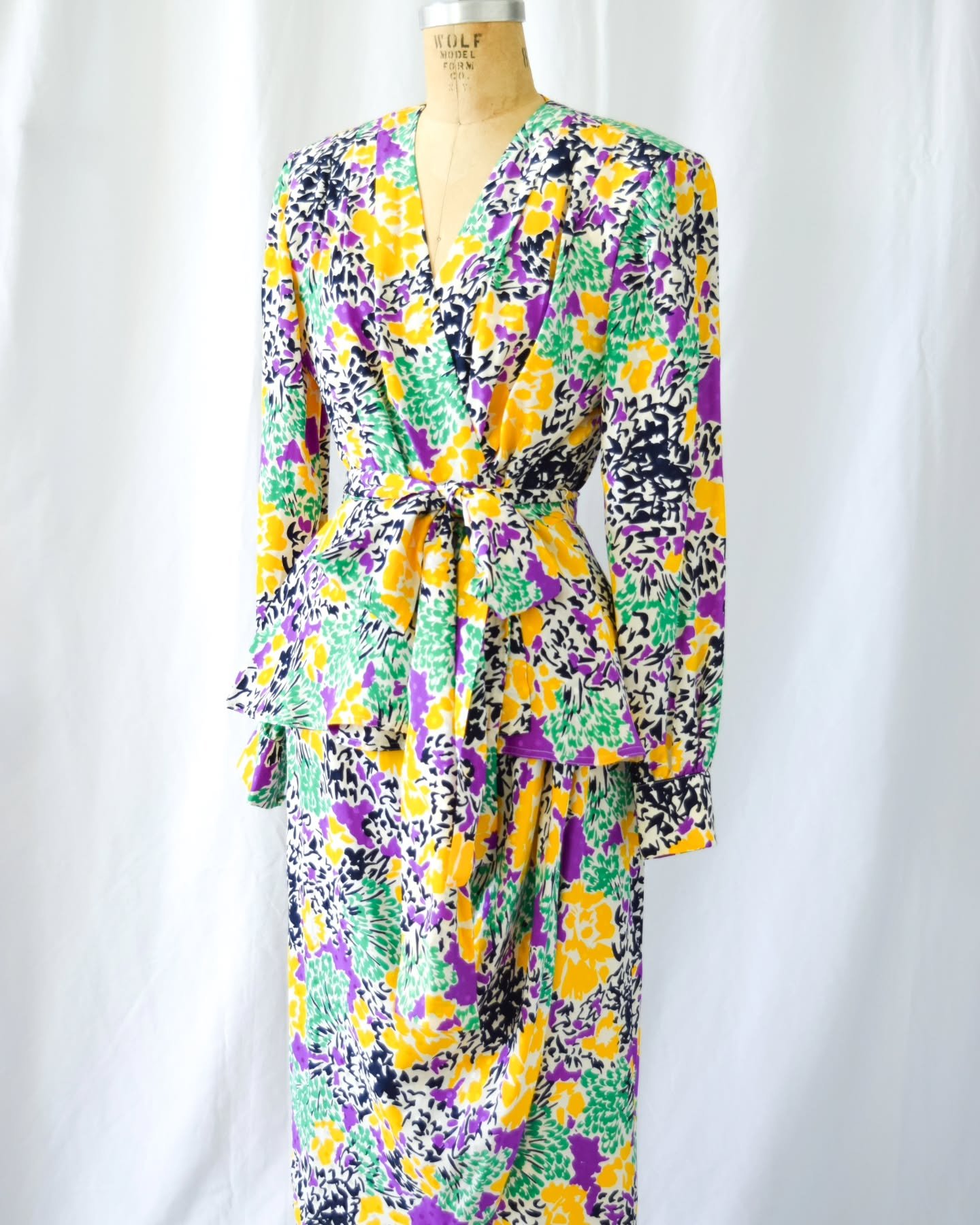 This gorgeous 1980s silk ensemble by Guy Laroche sold before I could share it here. Part of my latest collection; En Provence. More new listings on the site! 
.
.
#vintagefashion #guylaroche #frenchfashion #1980sfashion #vintagedesigner #designervint