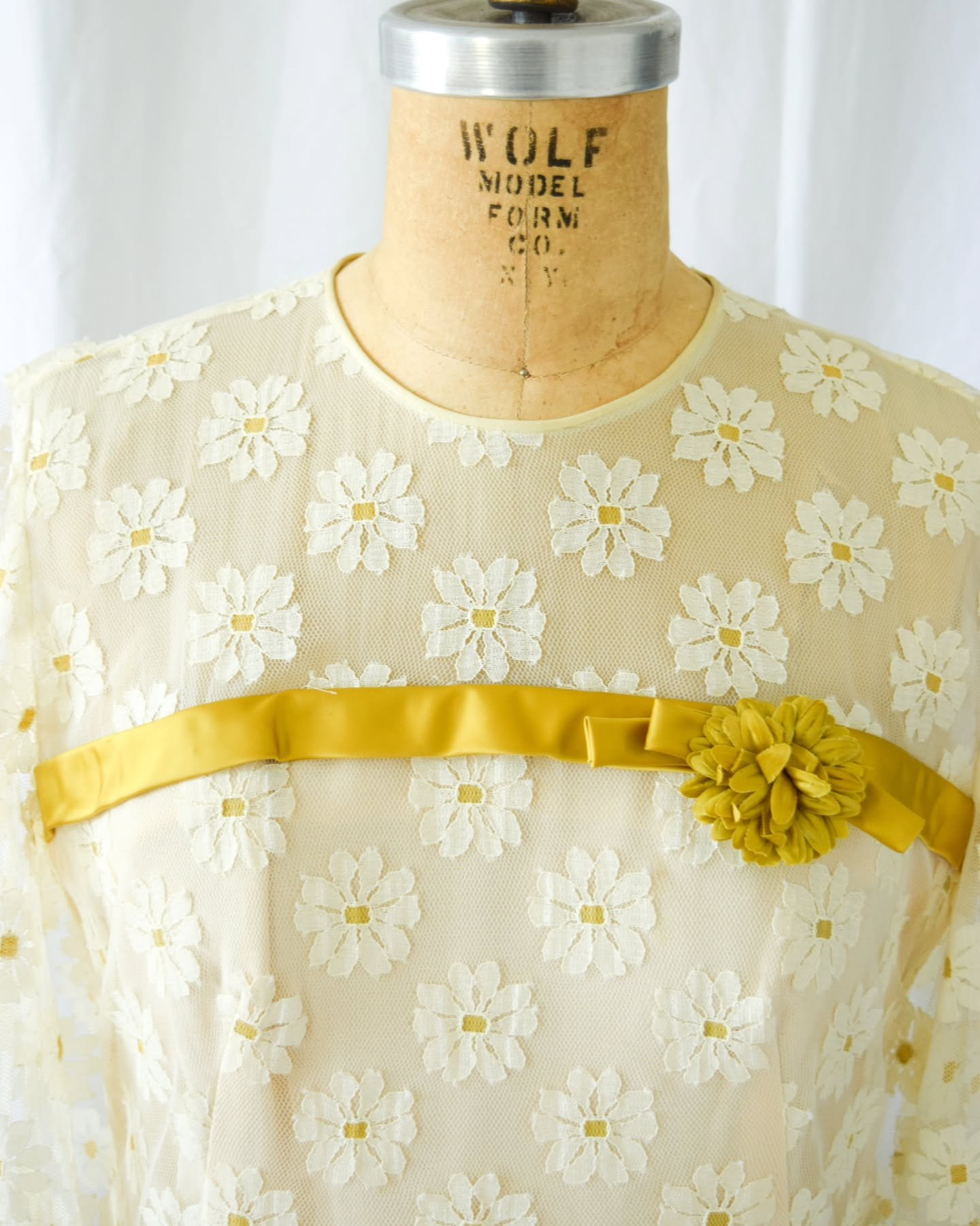 Lace Daisies 🌼 New! 1960s a-line shift with gold ribbon detail and sheer sleeves. Perfect for a late spring wedding! Online in the shop. Part of my latest collection &quot;en provence&quot;. 
.
.
.
#vintagefashion #vintagedress #1960sdress #lacedres